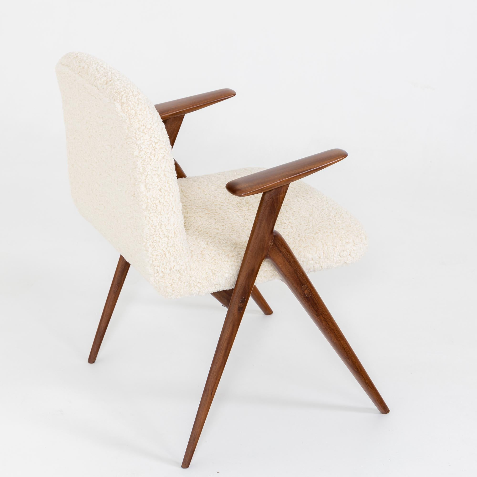 Coppia di poltrone con rivestimento in bouclé, attribuite a Luigi Vietti, Italia, anni '60 1