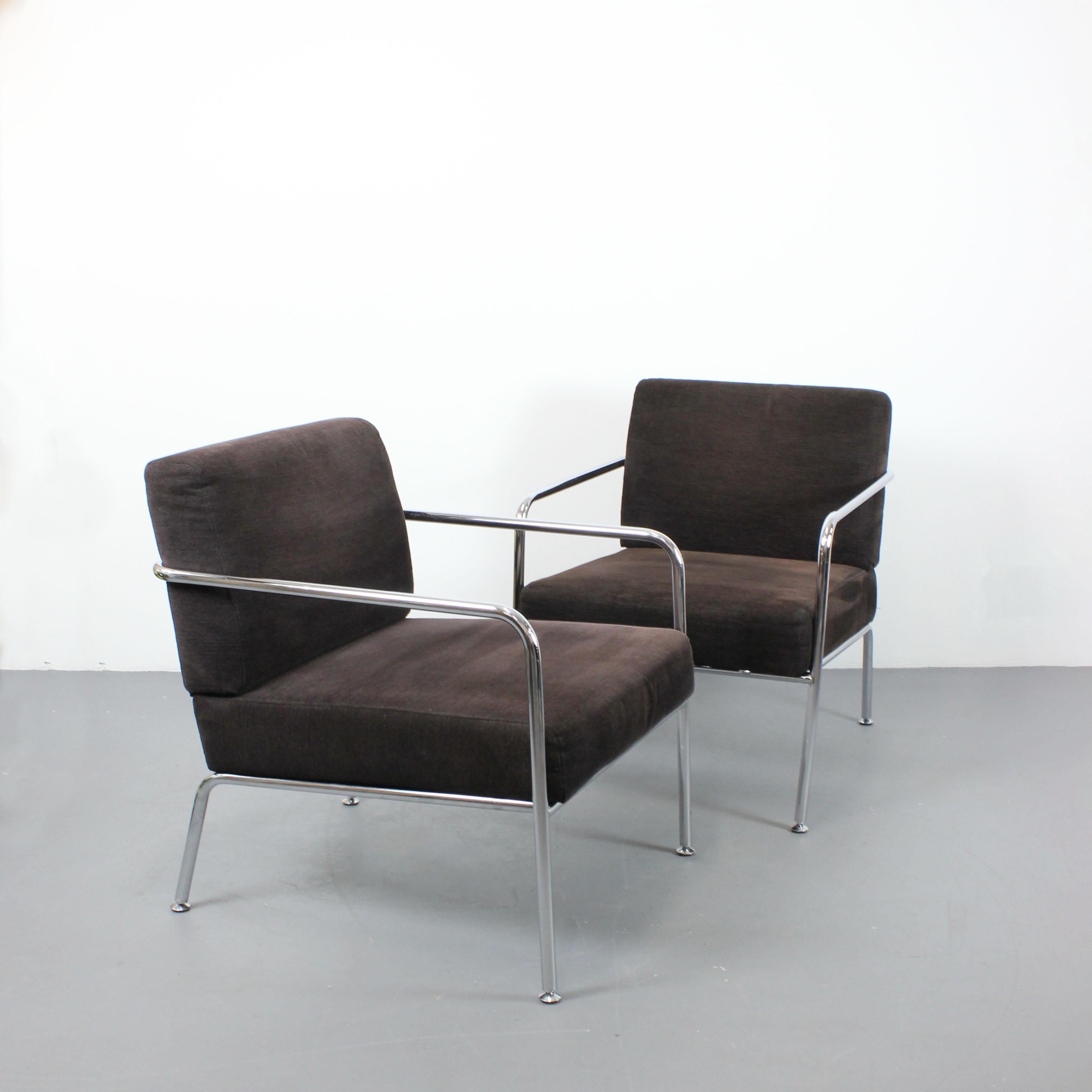 Pair of armchairs with chrome-plated tubular steel frame and brown upholstery Español en venta