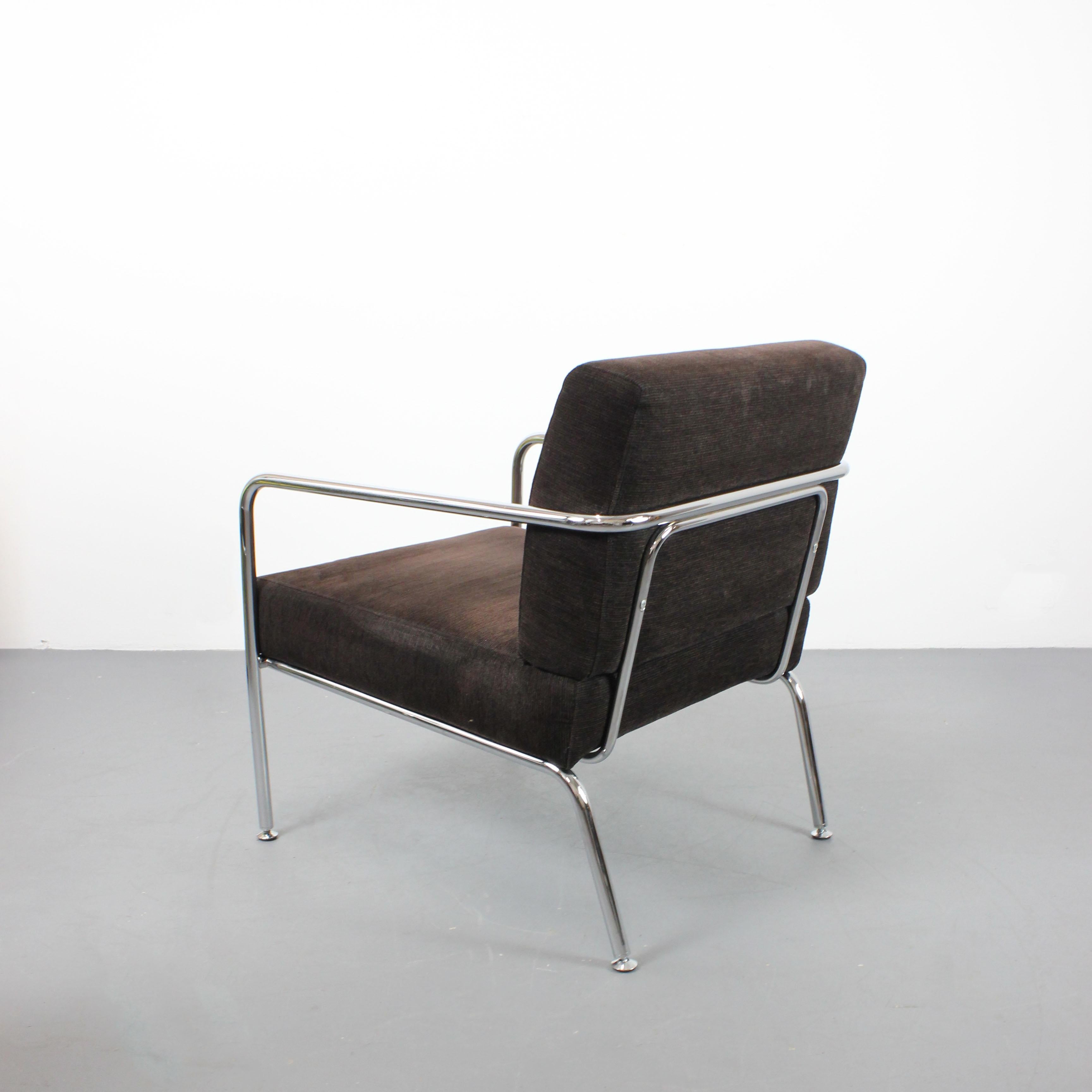 Pair of armchairs with chrome-plated tubular steel frame and brown upholstery en Bueno estado para la venta en Madrid, España