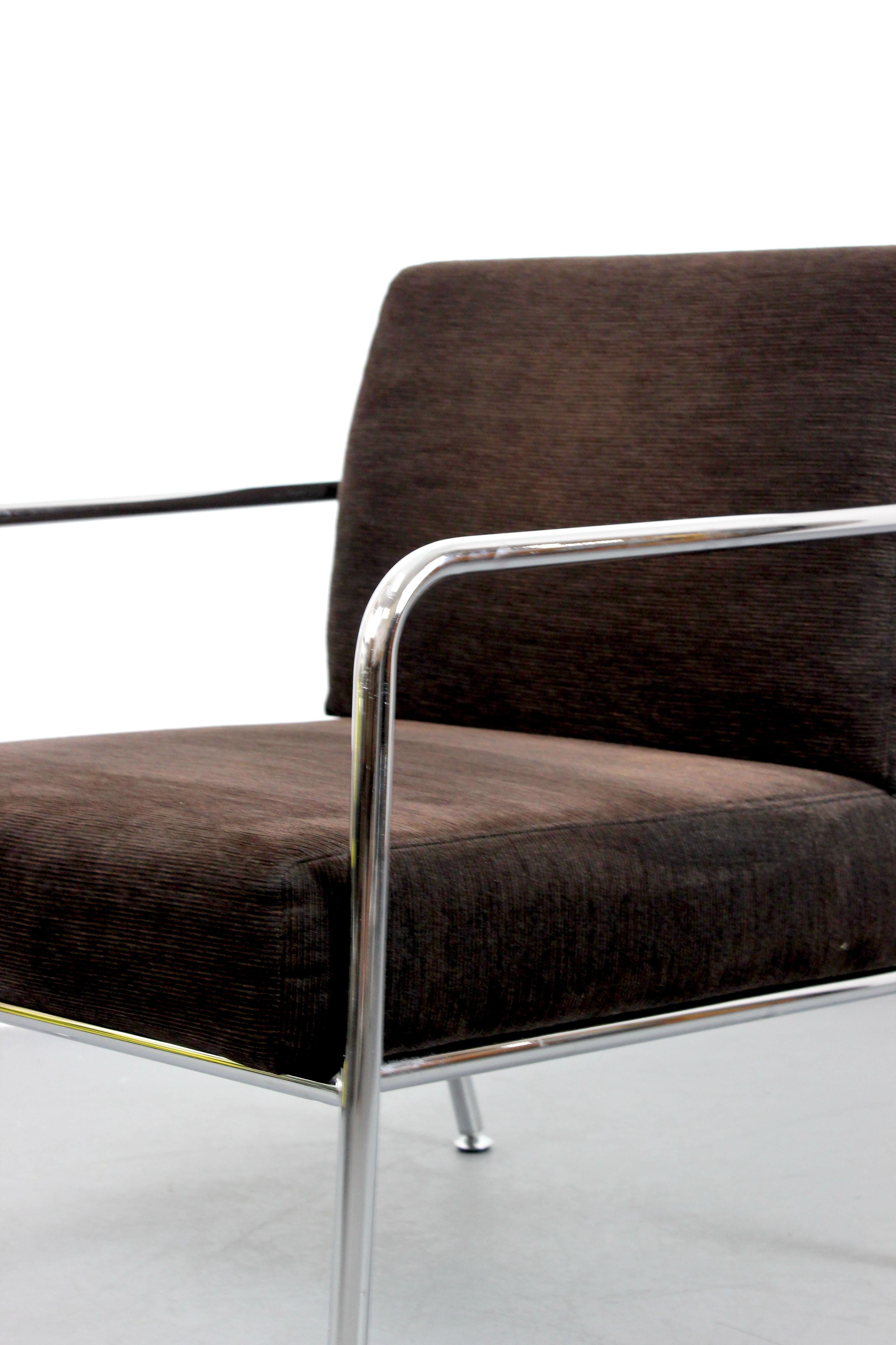 Pair of armchairs with chrome-plated tubular steel frame and brown upholstery Terciopelo en venta