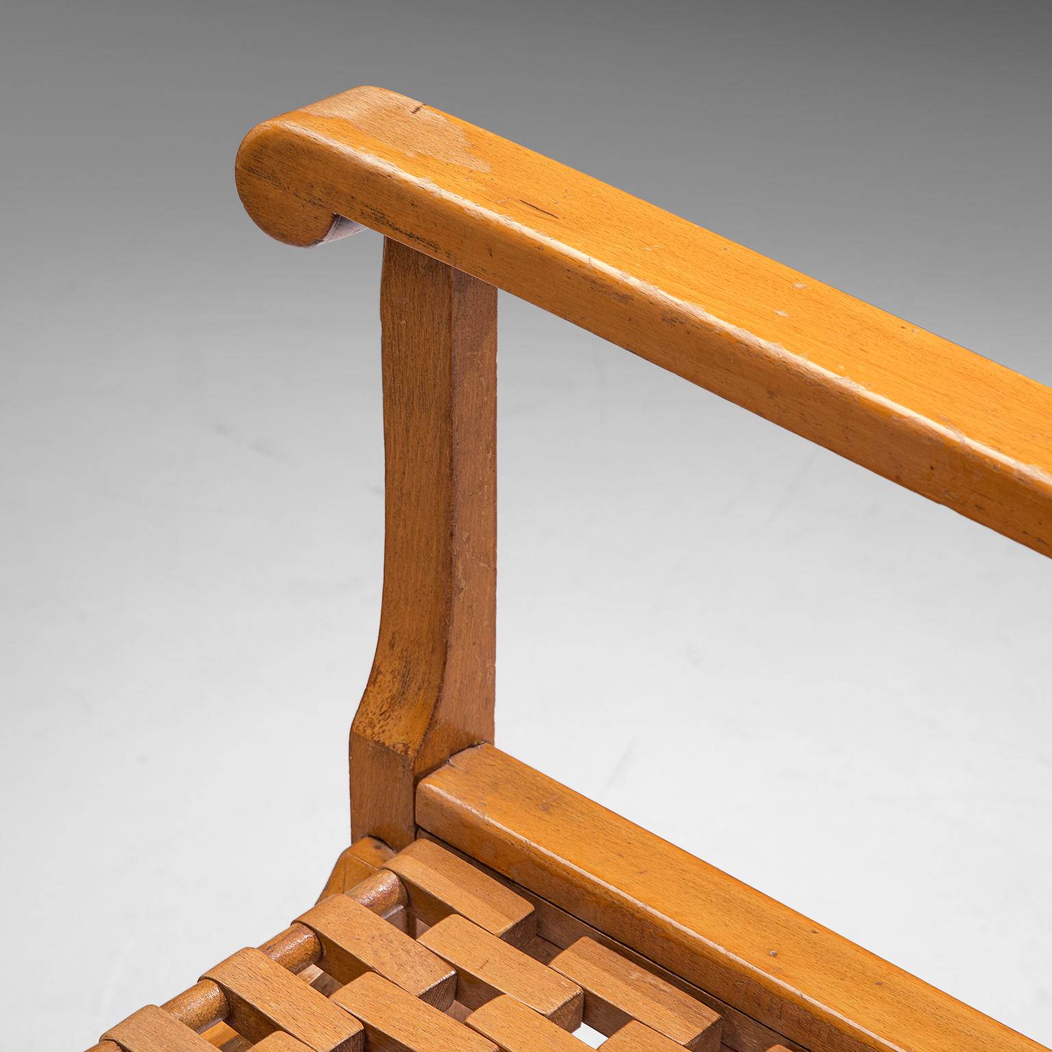 Paar Sessel mit geometrischer Sitzfläche und Rückenlehne aus Holz im Angebot 2