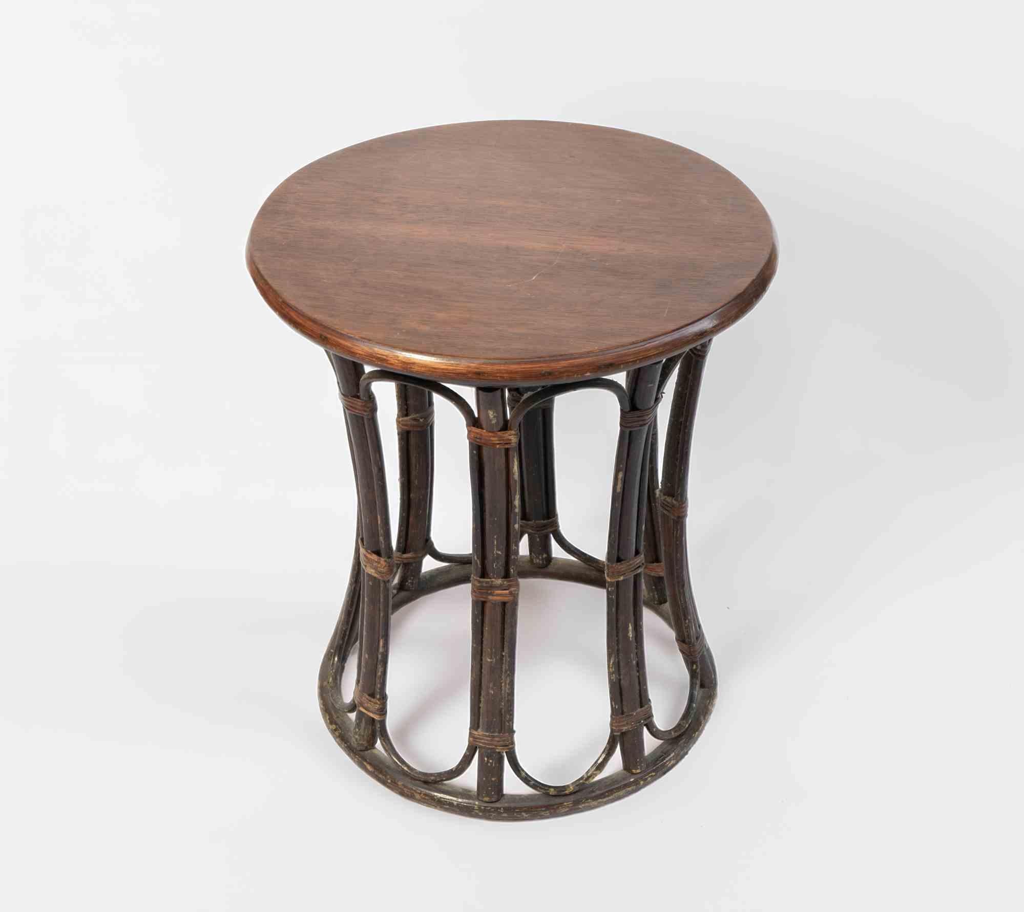 A charming and sculptural three-piece rattan set composed of two “Papasan” armchairs and a matching side table, crafted by a French manufacturer in the 1960s.

This iconic mid-century design—renowned for its casual elegance and enveloping