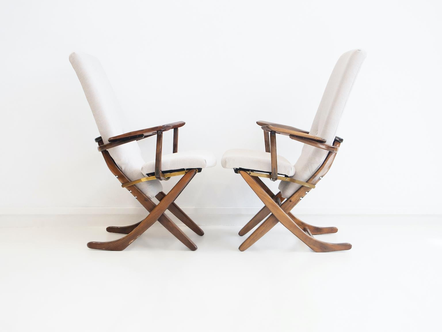 Paire de fauteuils de relaxation en bois verni, tapissés de tissu léger en vente 2