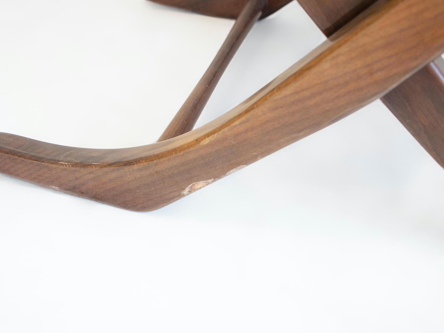 Paire de fauteuils de relaxation en bois verni, tapissés de tissu léger en vente 3