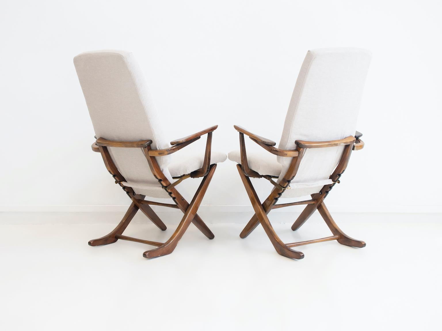 Paire de fauteuils de relaxation en bois verni, tapissés de tissu léger en vente 4