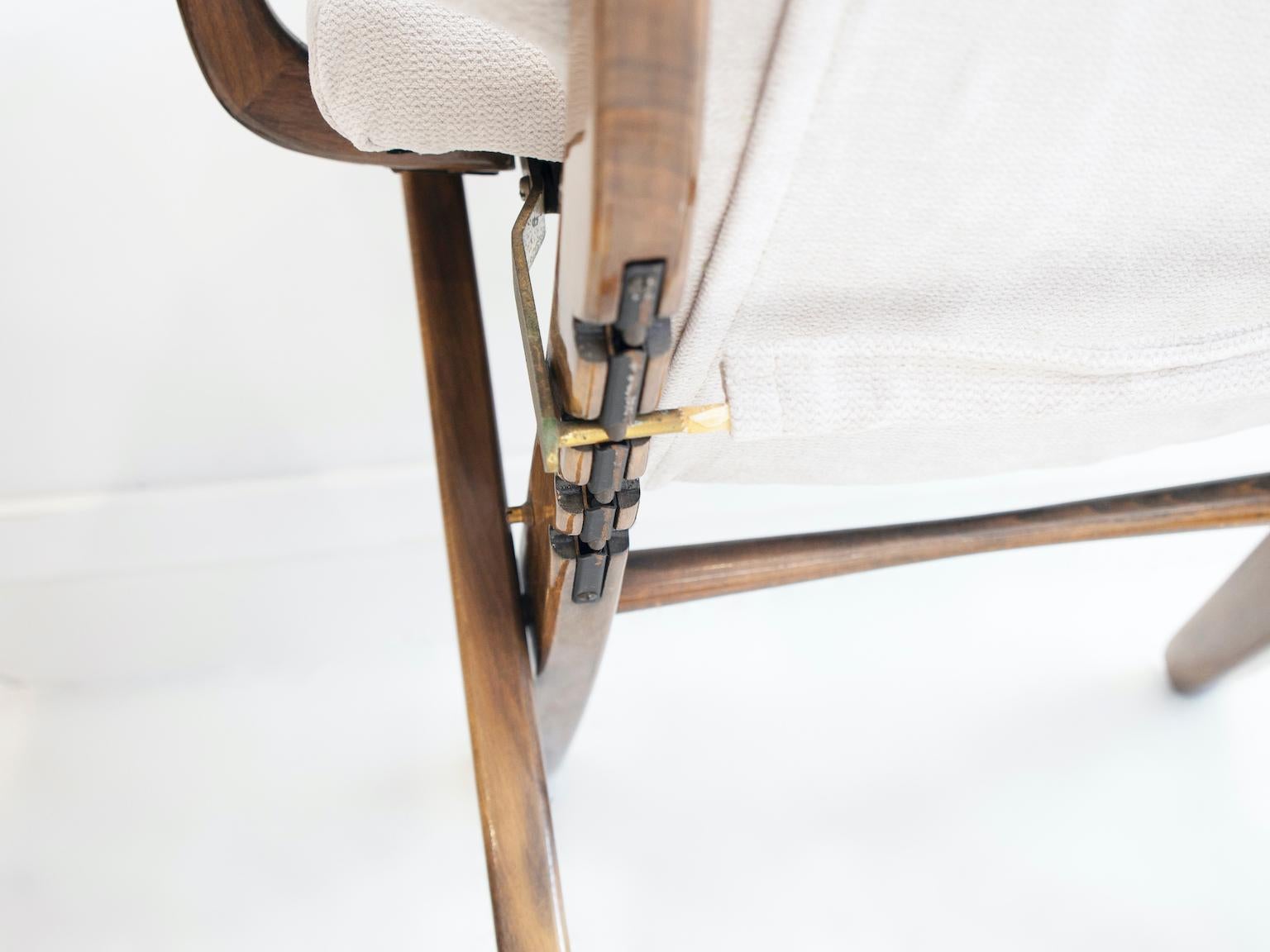 Paire de fauteuils de relaxation en bois verni, tapissés de tissu léger en vente 6
