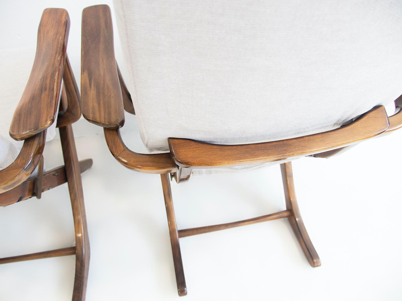 Paire de fauteuils de relaxation en bois verni, tapissés de tissu léger en vente 8
