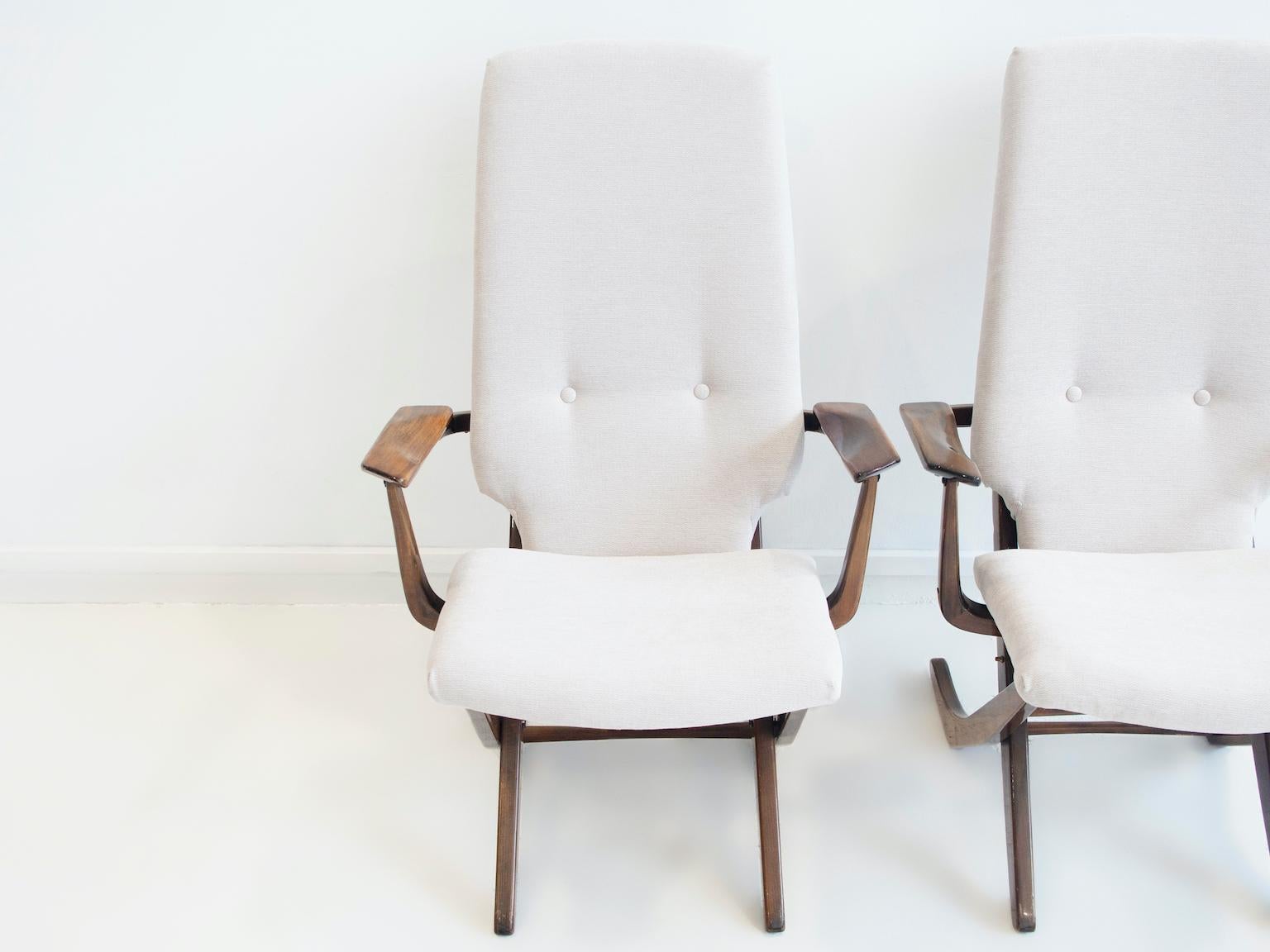 Scandinave Paire de fauteuils de relaxation en bois verni, tapissés de tissu léger en vente