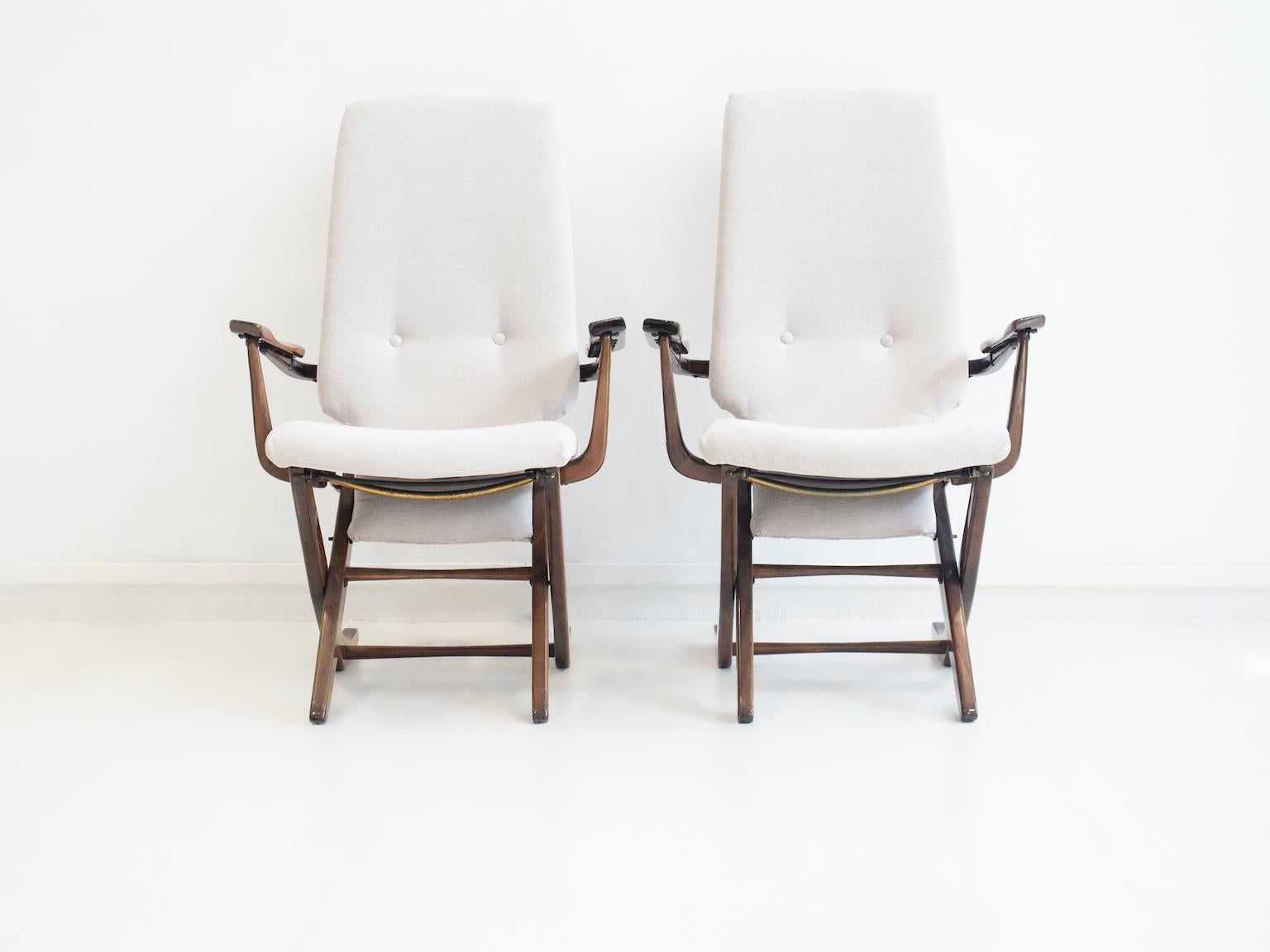 Verni Paire de fauteuils de relaxation en bois verni, tapissés de tissu léger en vente