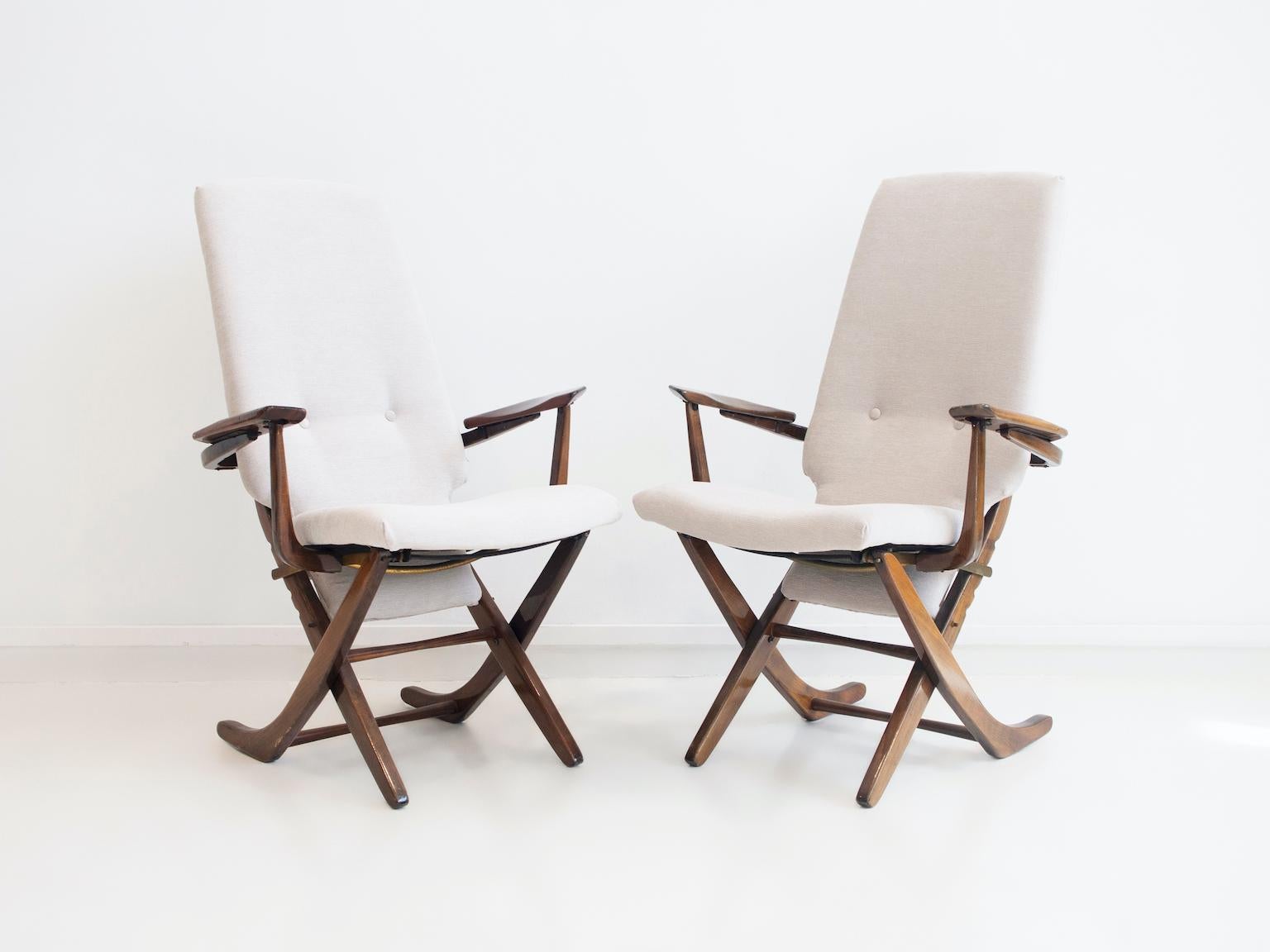 Paire de fauteuils de relaxation en bois verni, tapissés de tissu léger en vente 1