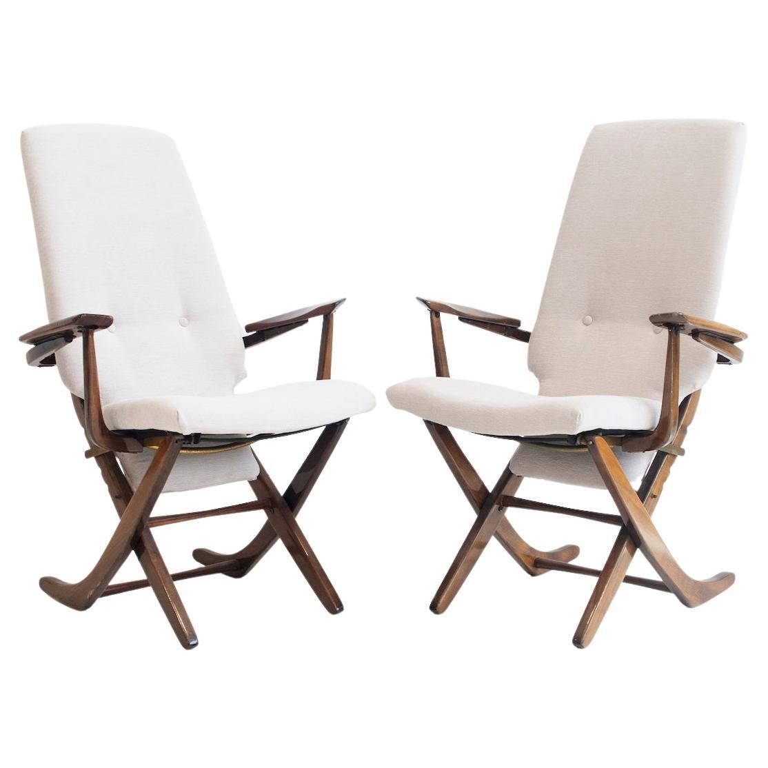 Paire de fauteuils de relaxation en bois verni, tapissés de tissu léger en vente