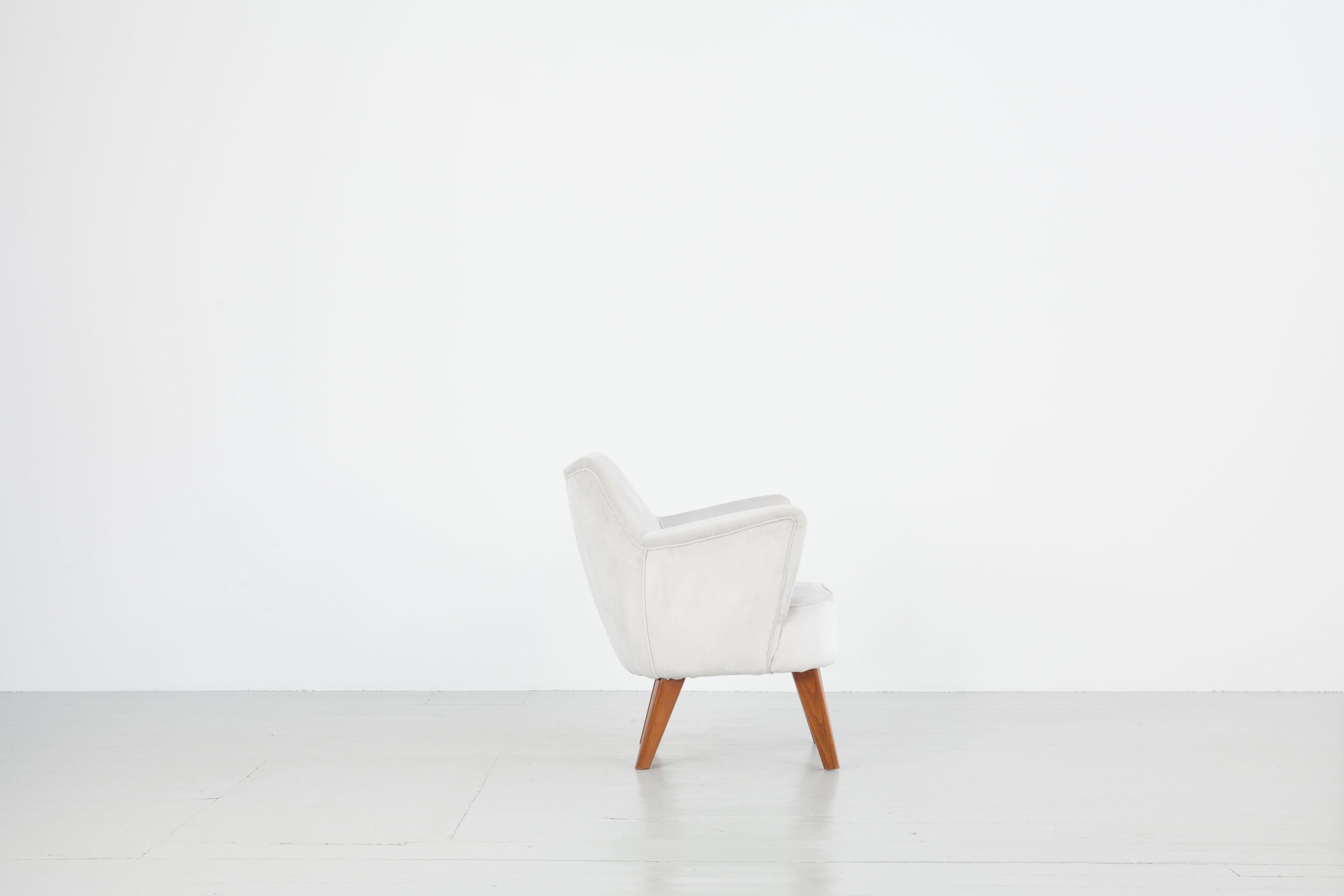 Cassina Zwei italienische Sessel aus weißem Samt, aus dem transatlantischen Schiff „Augustus“ (Moderne der Mitte des Jahrhunderts) im Angebot