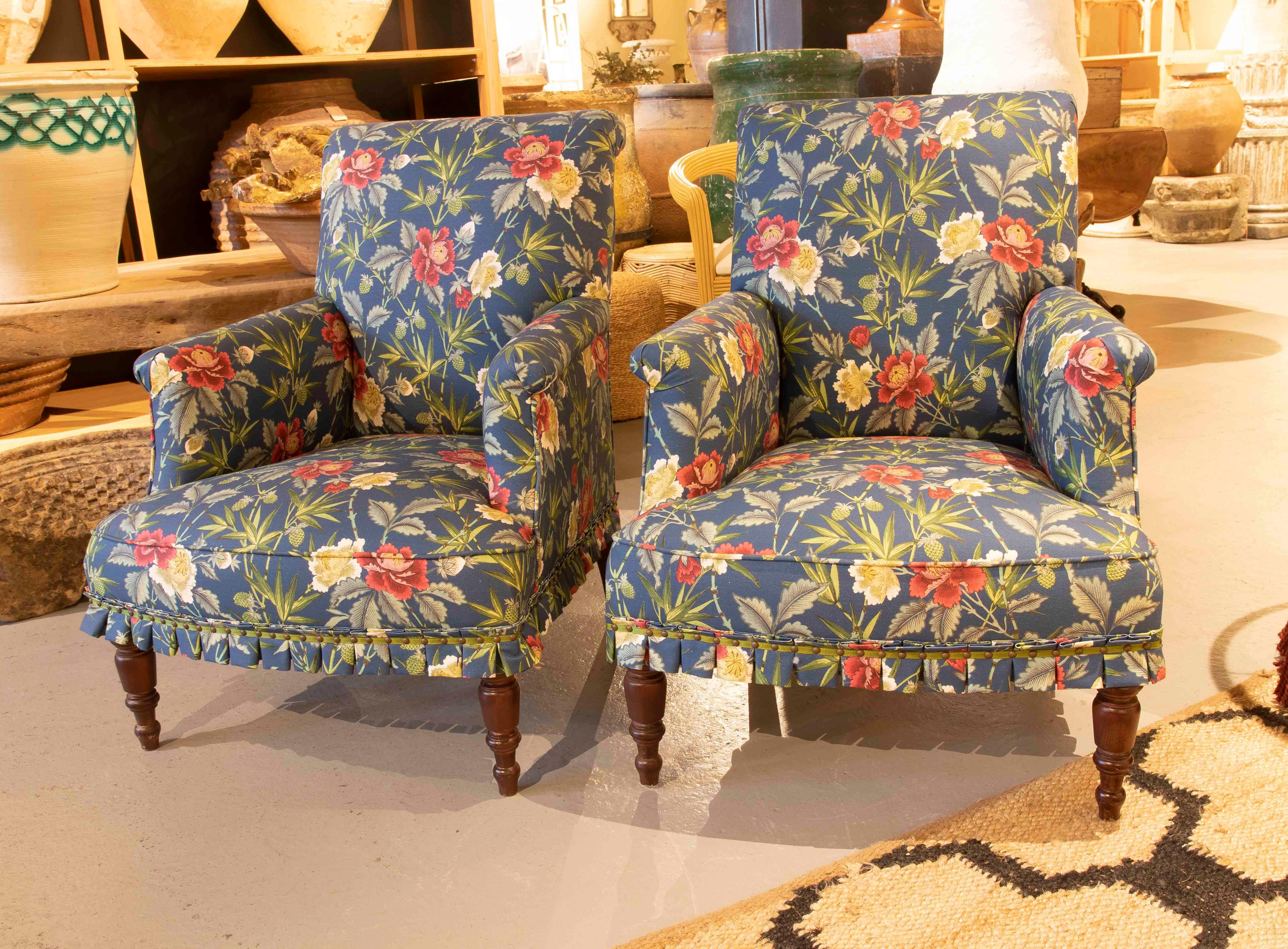 Pair of Armchairs with Wooden Frame and Newly Upholstered with Floral Fabrics  In Good Condition In Marbella, ES