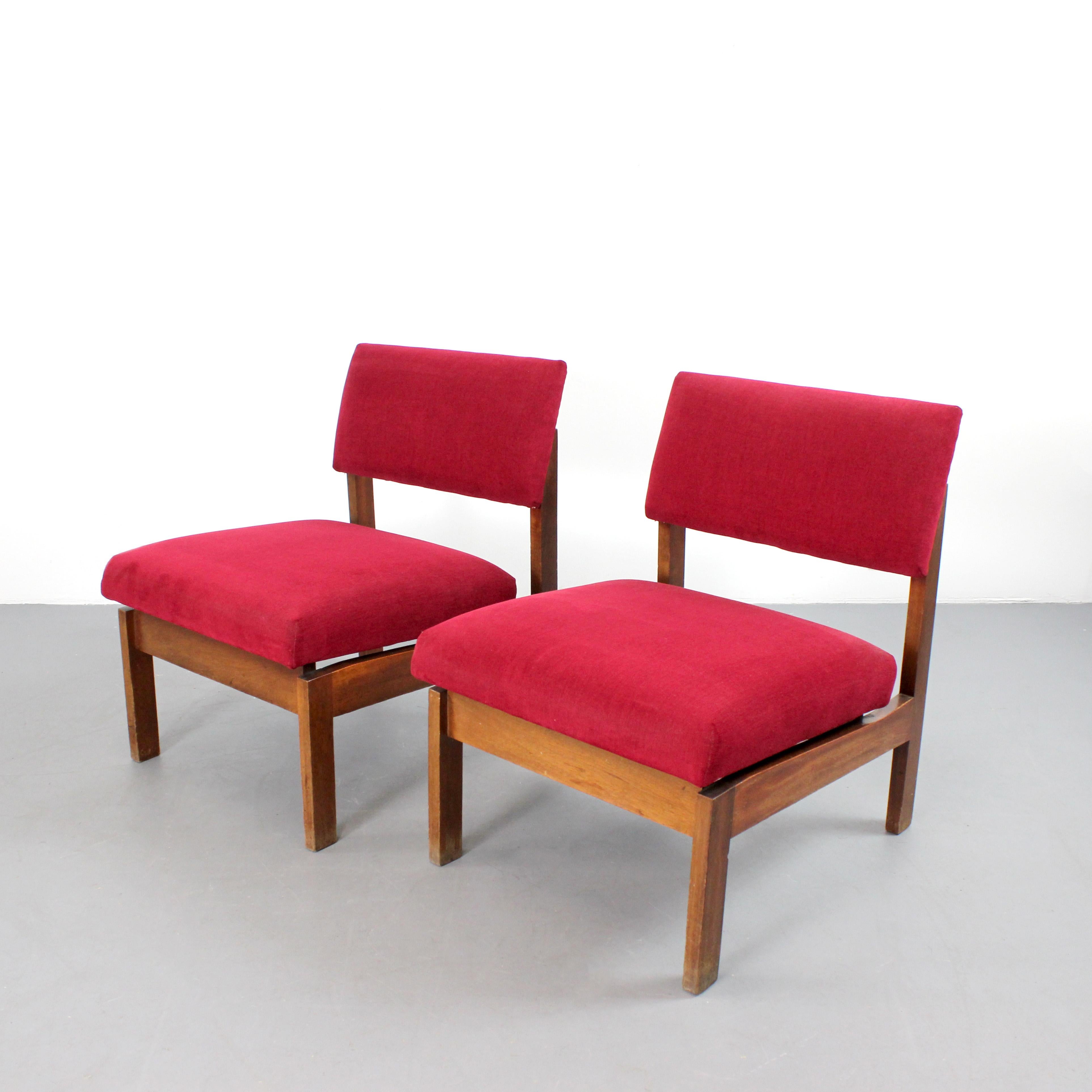 Coppia di poltrone con struttura in legno e rivestimento in ciniglia bordeaux - Spagna - 1960 ca.

Dimensioni: 70 x 52 x 68 cm