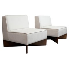 Pareja de sillones con armazón de madera y tapicería de chenilla - Pierre Guariche -