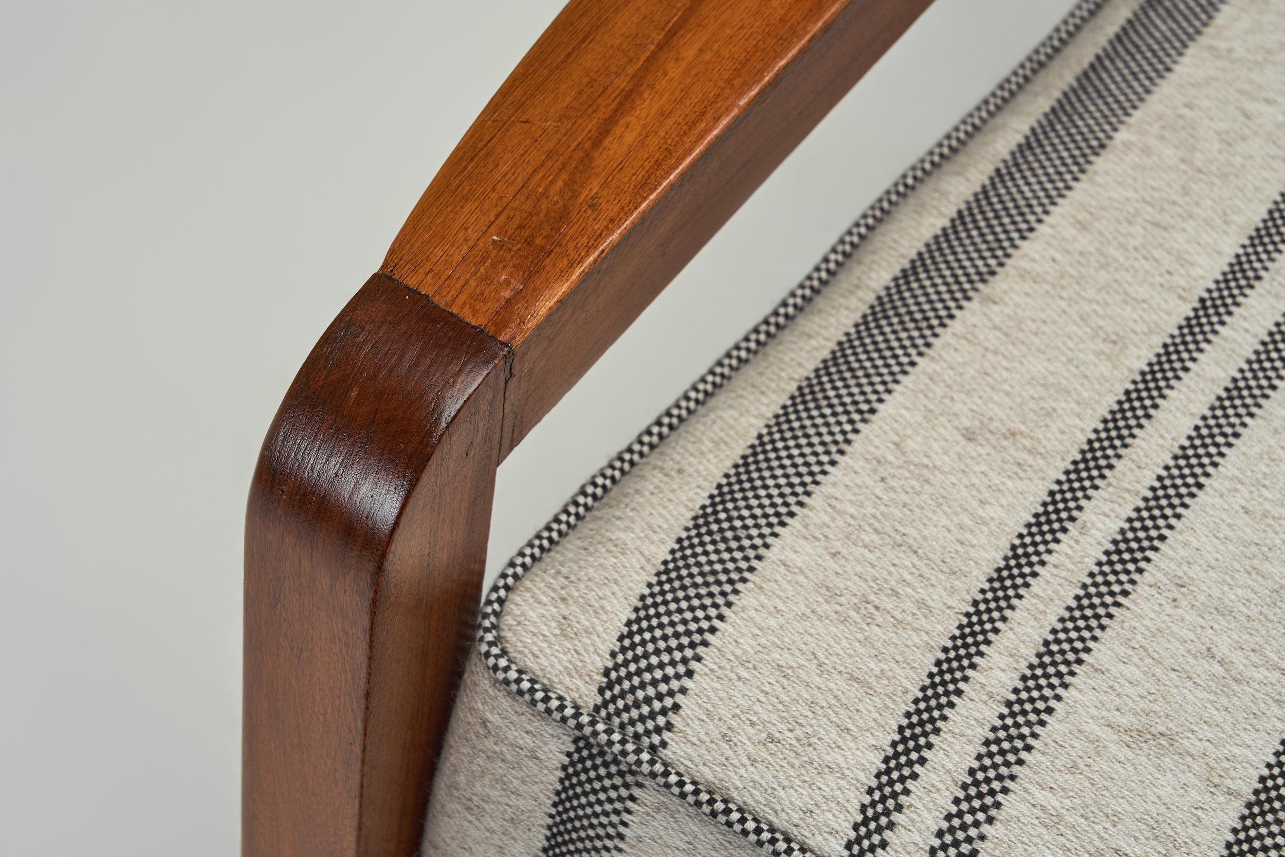 Paire de fauteuils avec armatures en bois et sièges tapissés à rayures, Europe, années 1930 en vente 4