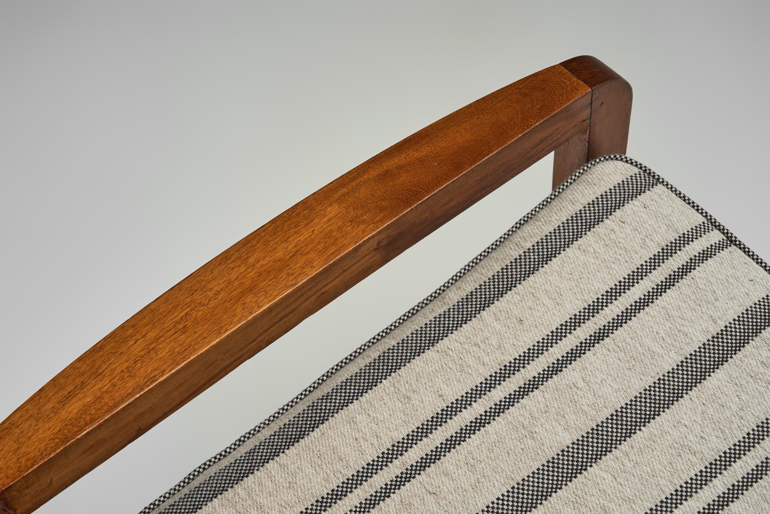 Paire de fauteuils avec armatures en bois et sièges tapissés à rayures, Europe, années 1930 en vente 5