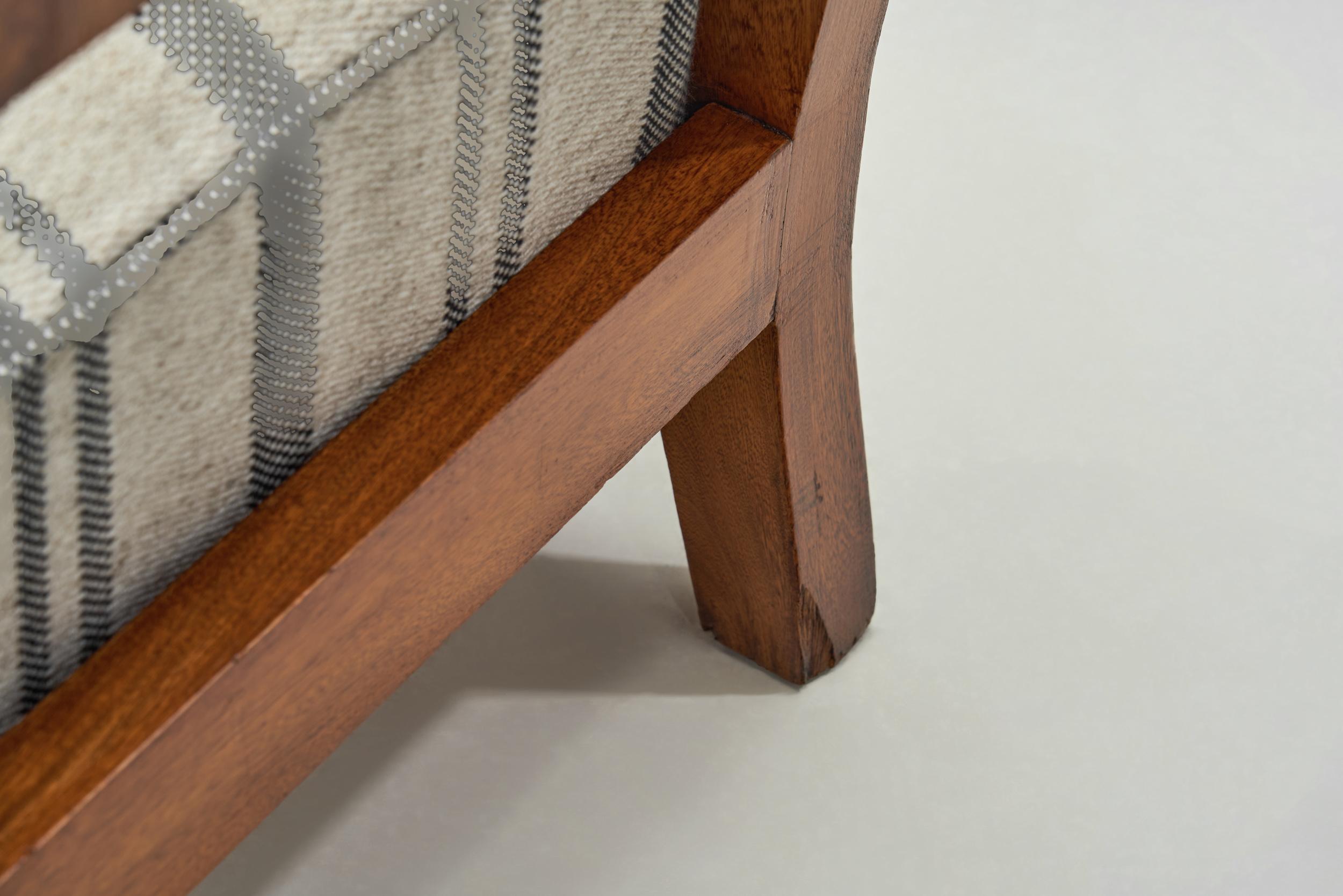 Paire de fauteuils avec armatures en bois et sièges tapissés à rayures, Europe, années 1930 en vente 8