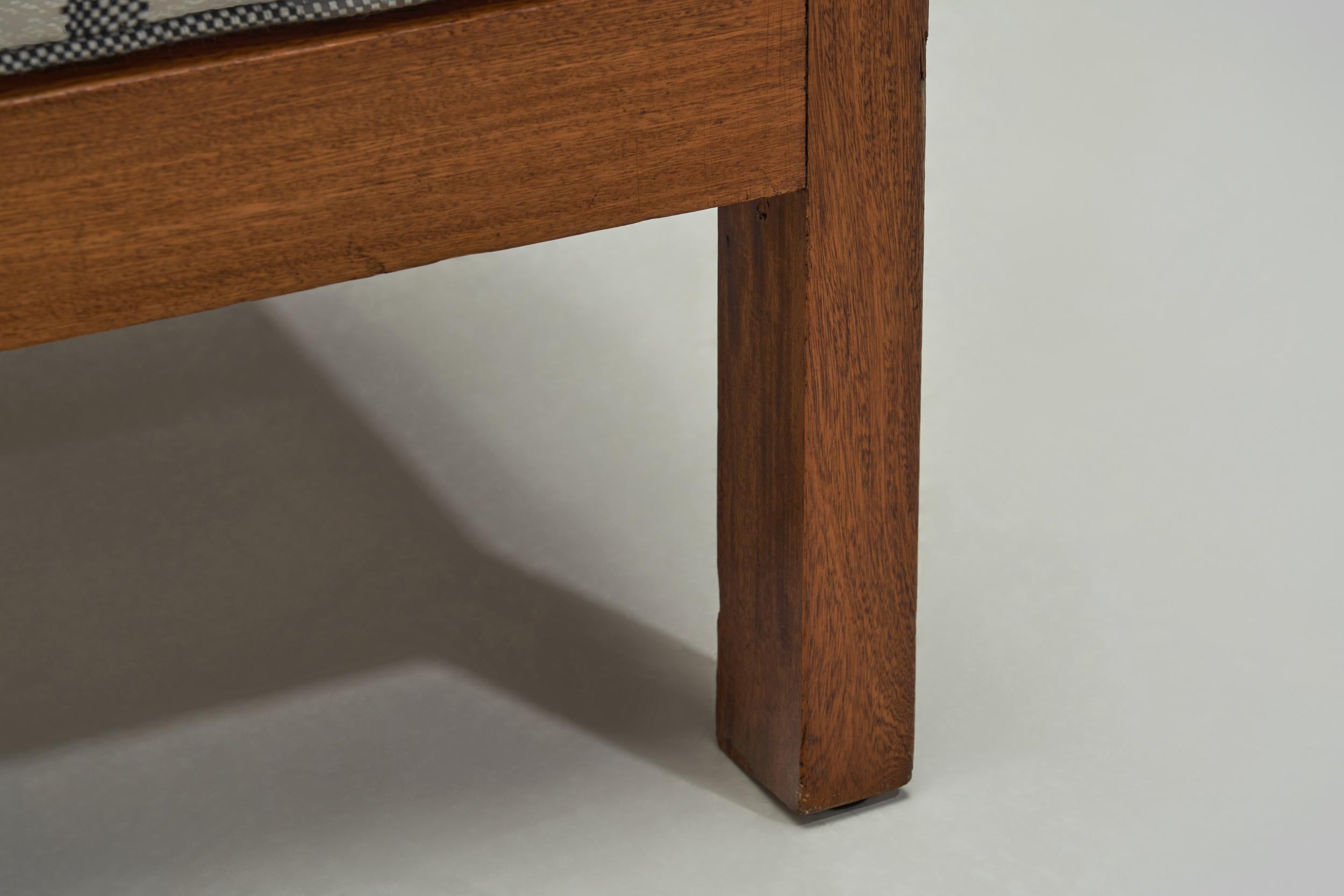Paire de fauteuils avec armatures en bois et sièges tapissés à rayures, Europe, années 1930 en vente 9