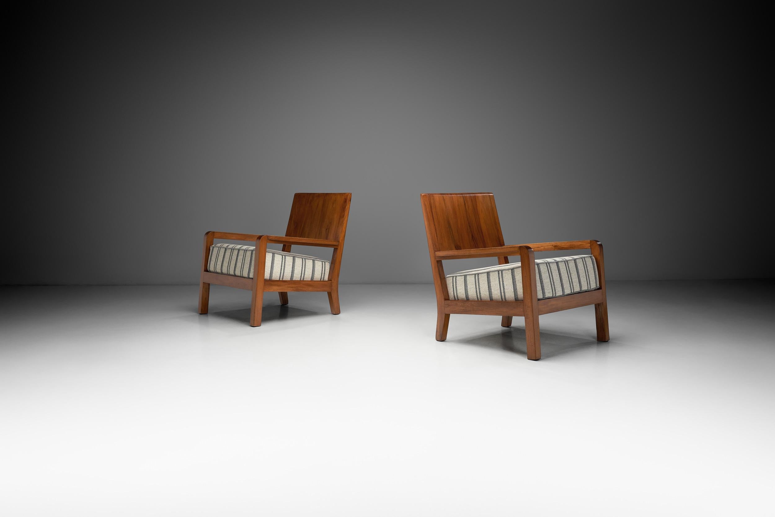 Ces fauteuils reflètent l'évolution des idéaux du design européen du début du XXe siècle, où le confort, la clarté et la qualité de l'artisanat ont commencé à prendre le pas sur l'excès décoratif, tout en conservant l'audace que l'on retrouve