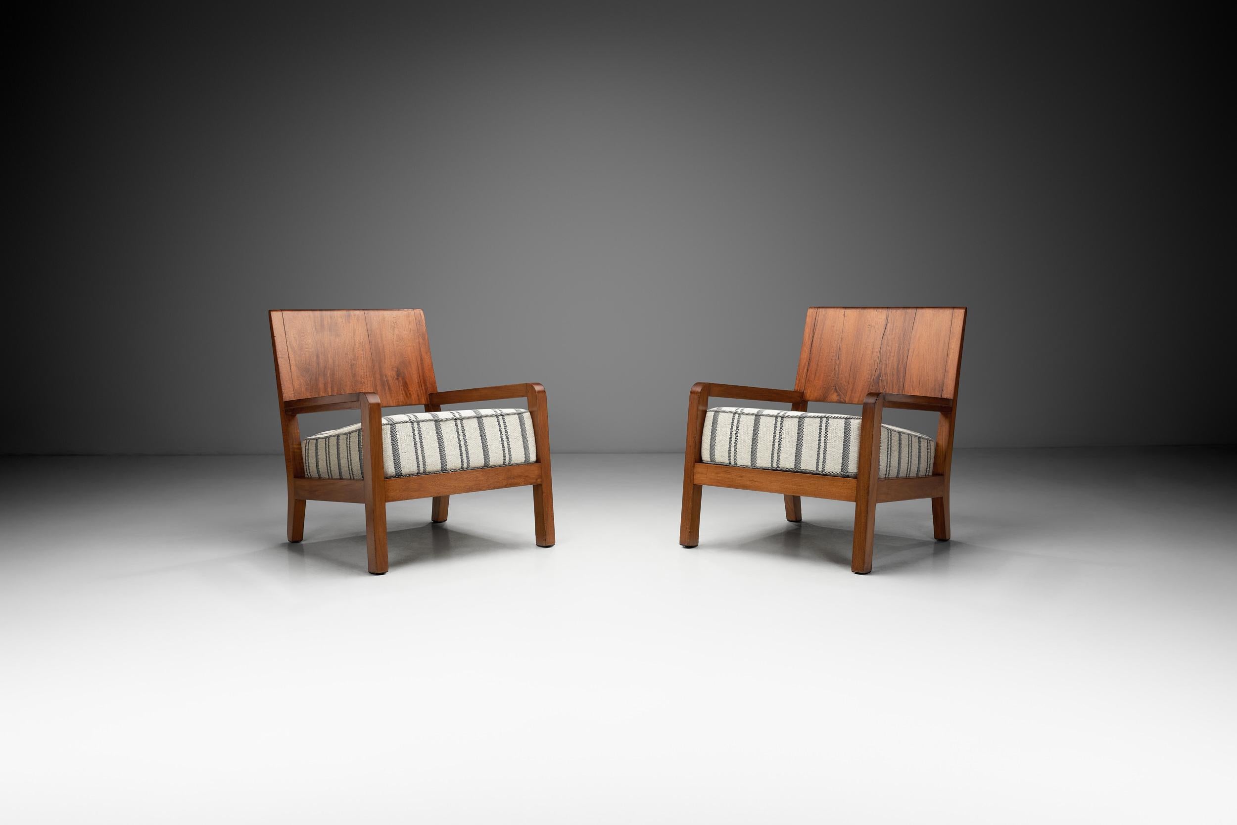 Mid-Century Modern Paire de fauteuils avec armatures en bois et sièges tapissés à rayures, Europe, années 1930 en vente