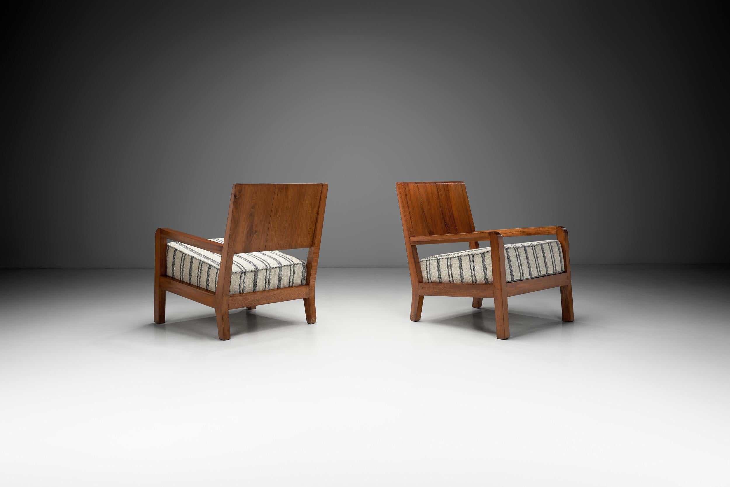 Européen Paire de fauteuils avec armatures en bois et sièges tapissés à rayures, Europe, années 1930 en vente