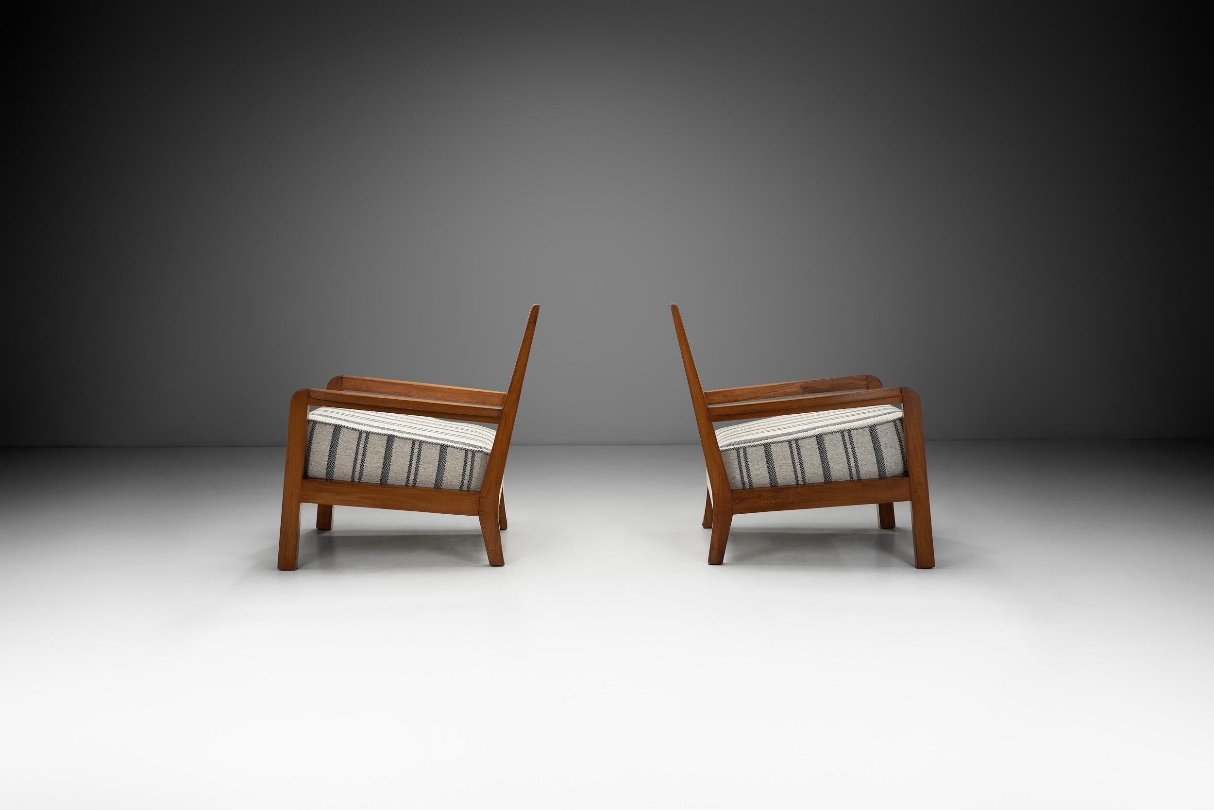 Paire de fauteuils avec armatures en bois et sièges tapissés à rayures, Europe, années 1930 Bon état - En vente à Utrecht, NL