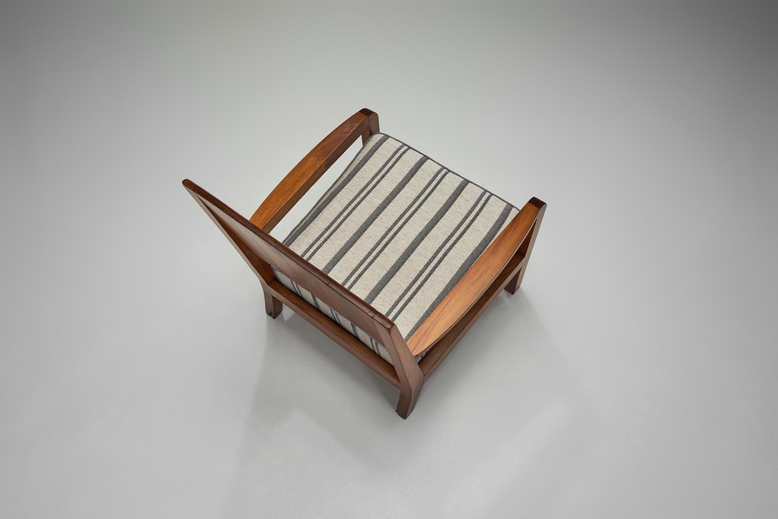 Milieu du XXe siècle Paire de fauteuils avec armatures en bois et sièges tapissés à rayures, Europe, années 1930 en vente