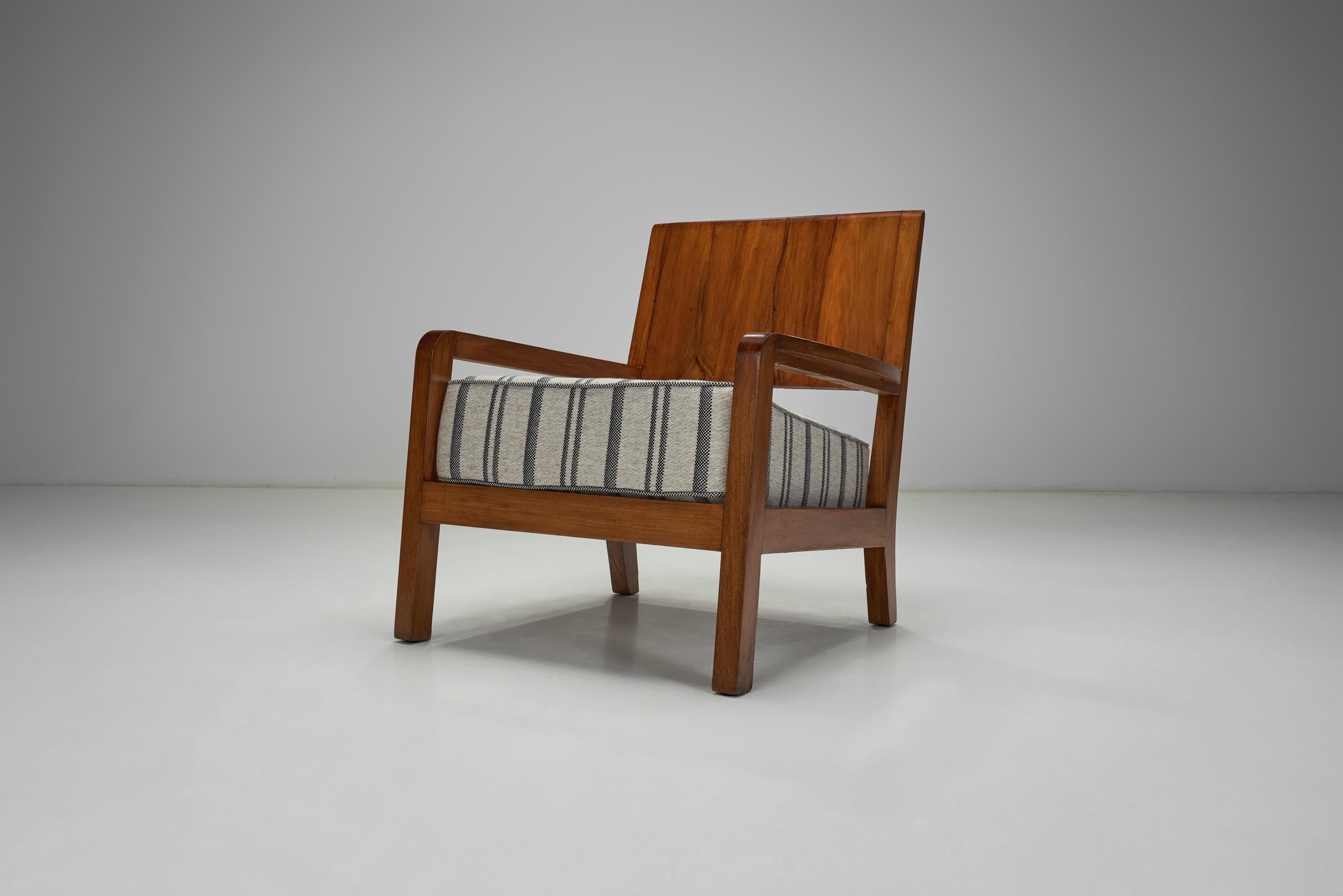 Bois Paire de fauteuils avec armatures en bois et sièges tapissés à rayures, Europe, années 1930 en vente