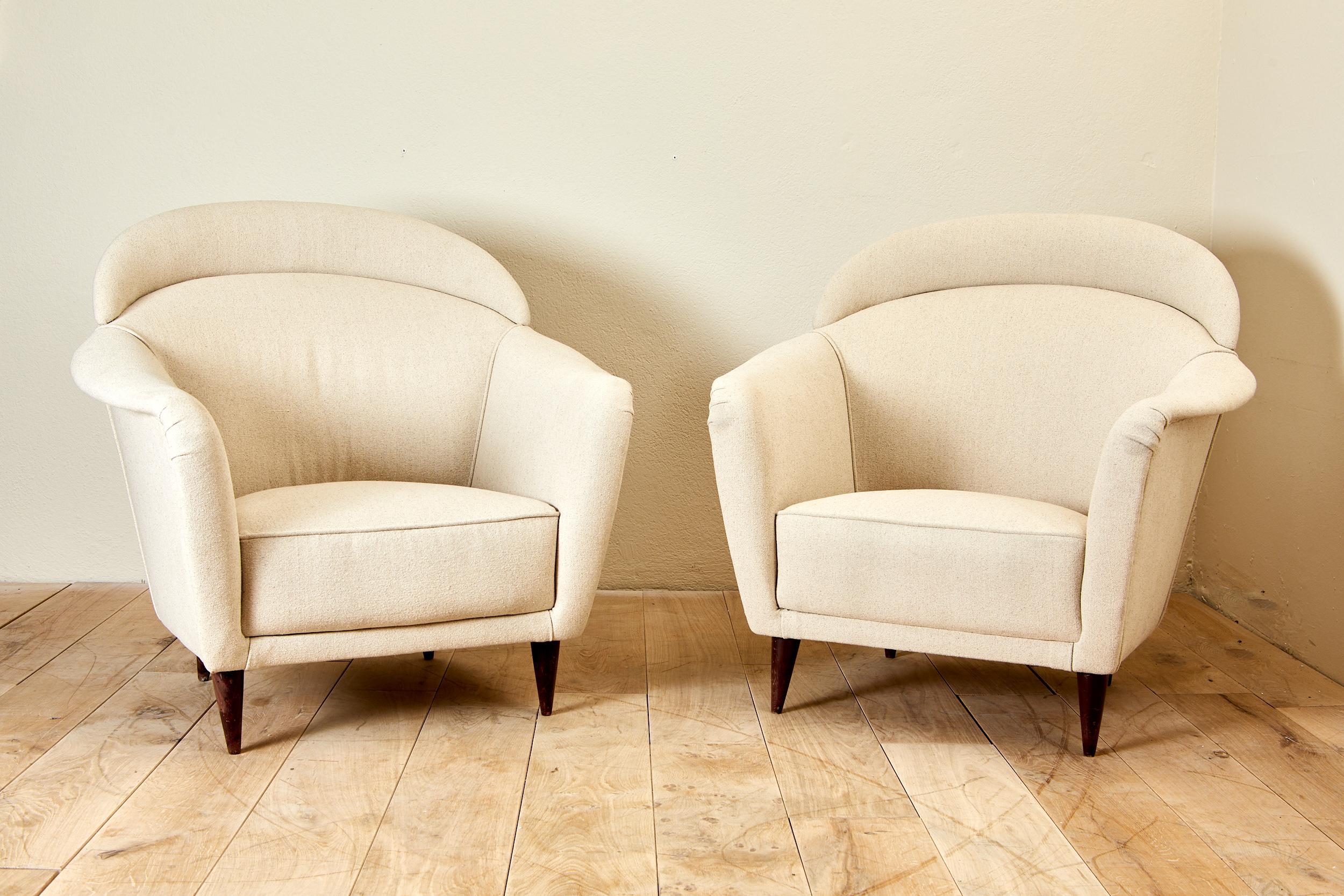 Pair of armchairs, 
wood and cotton, 
circa 1970, Italy.
Height 85 cm, seat height 35 cm, width 90 cm, depth 85 cm.