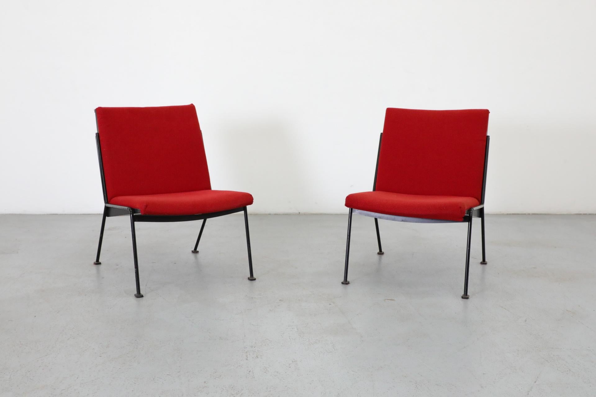 Coppia di sedie 'Oase 1407' disegnate da Wim Rietveld e A.R. Cordemeyer per Gispen. Imbottitura rossa recente con struttura in metallo nero e senza braccioli. La sedia 
