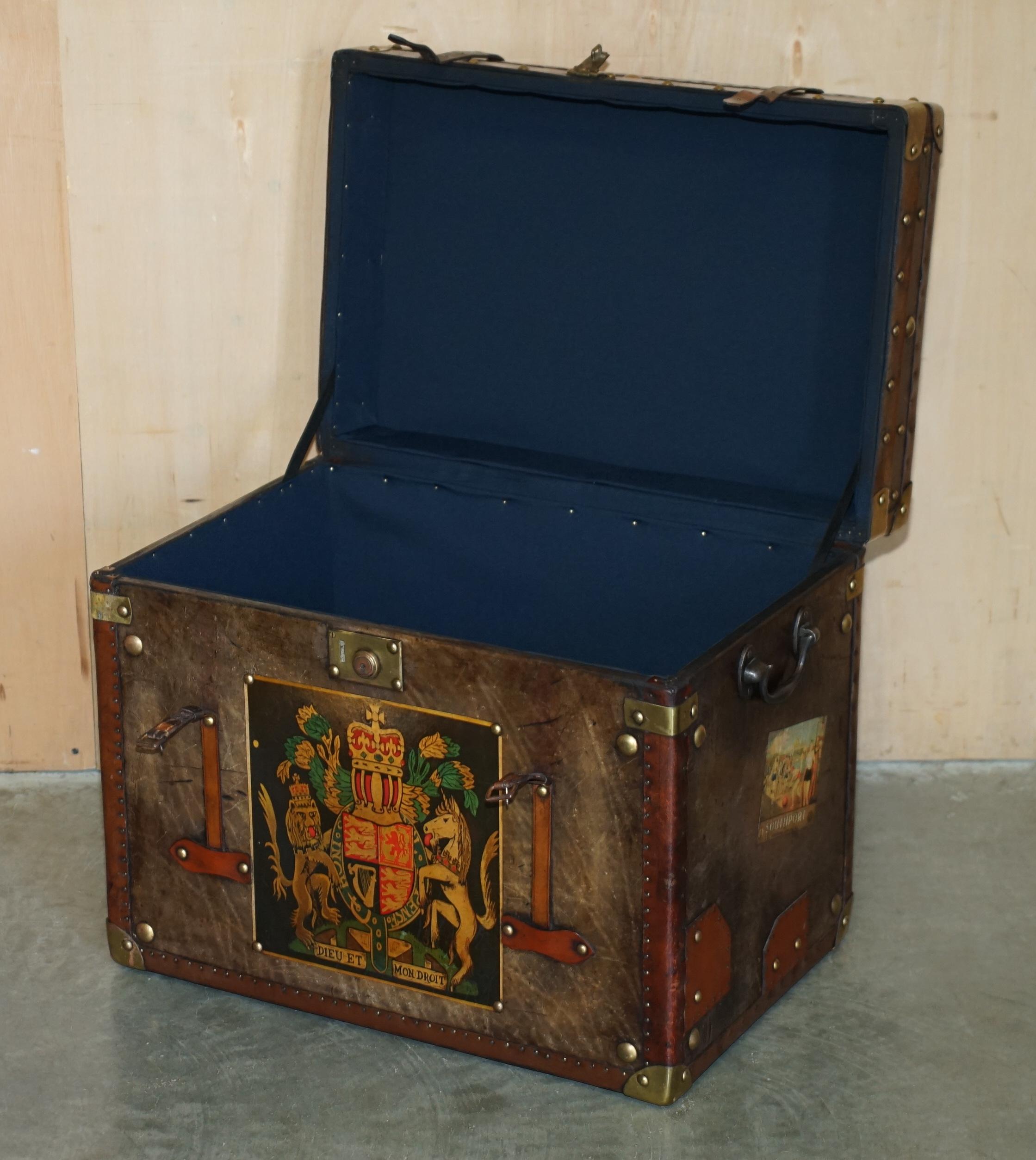 PAIR OF ARMORIAL COAT OF ARMS VINTAGE BROWN LEATHER STEAMER TRUNK SIDE TABLEs For Sale 3