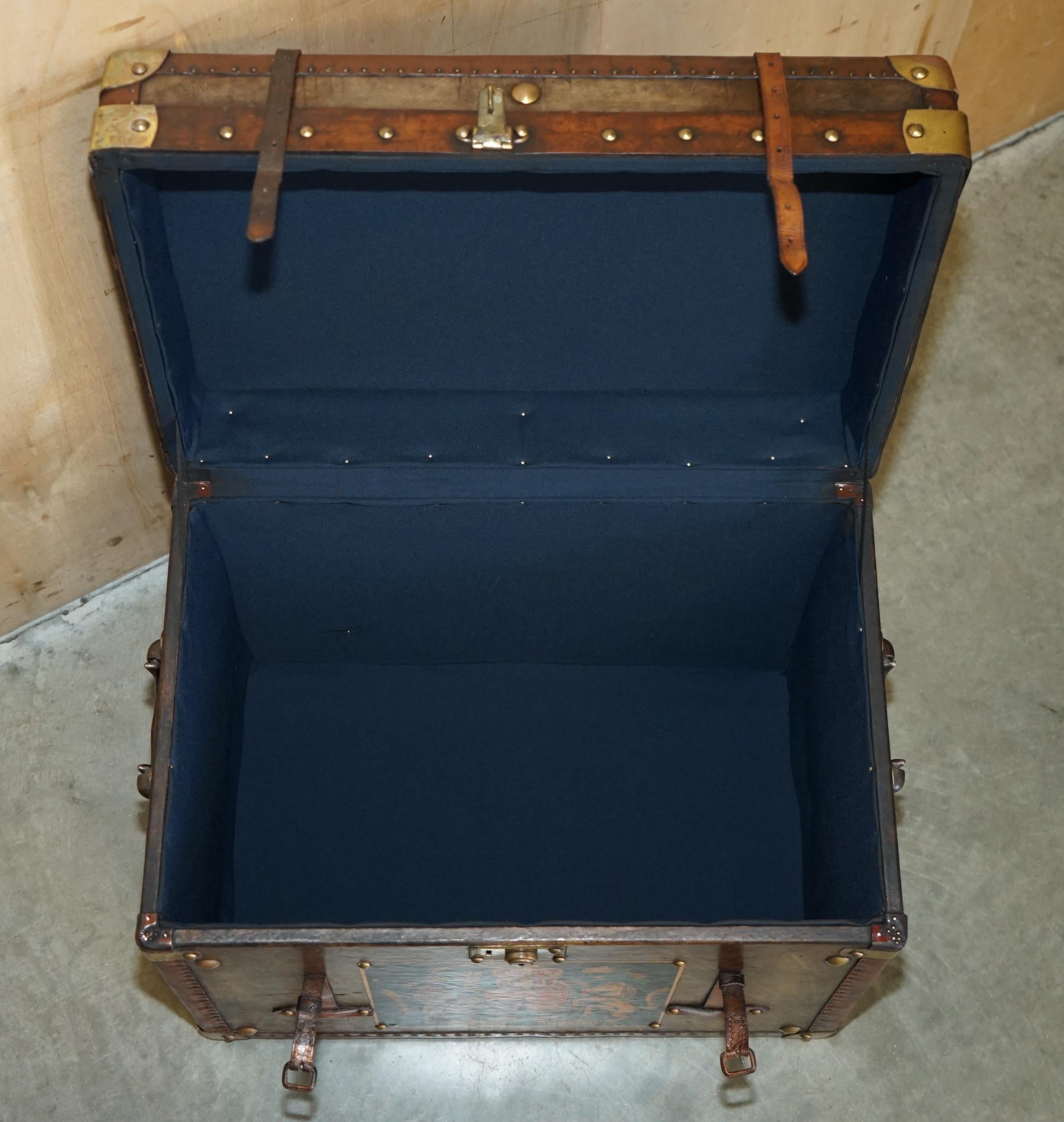 PAIR OF ARMORIAL COAT OF ARMS VINTAGE BROWN LEATHER STEAMER TRUNK SIDE TABLEs For Sale 4