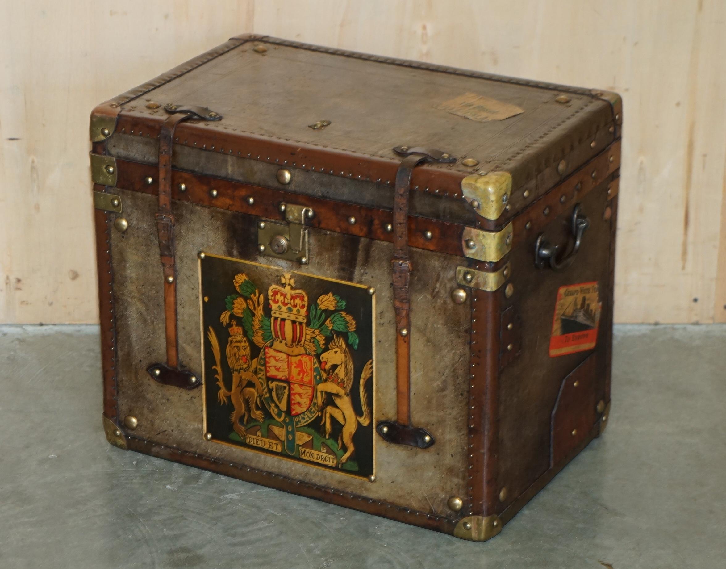 PAIR OF ARMORIAL COAT OF ARMS VINTAGE BROWN LEATHER STEAMER TRUNK SIDE TABLEs For Sale 5