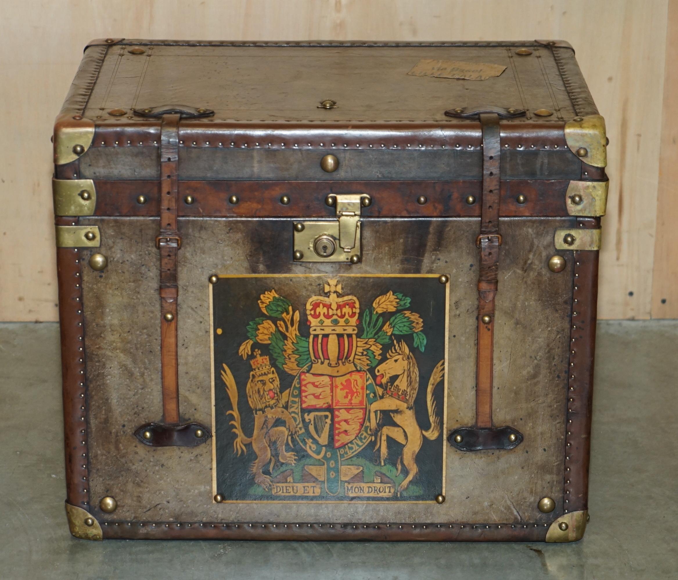 PAIR OF ARMORIAL COAT OF ARMS VINTAGE BROWN LEATHER STEAMER TRUNK SIDE TABLEs For Sale 6