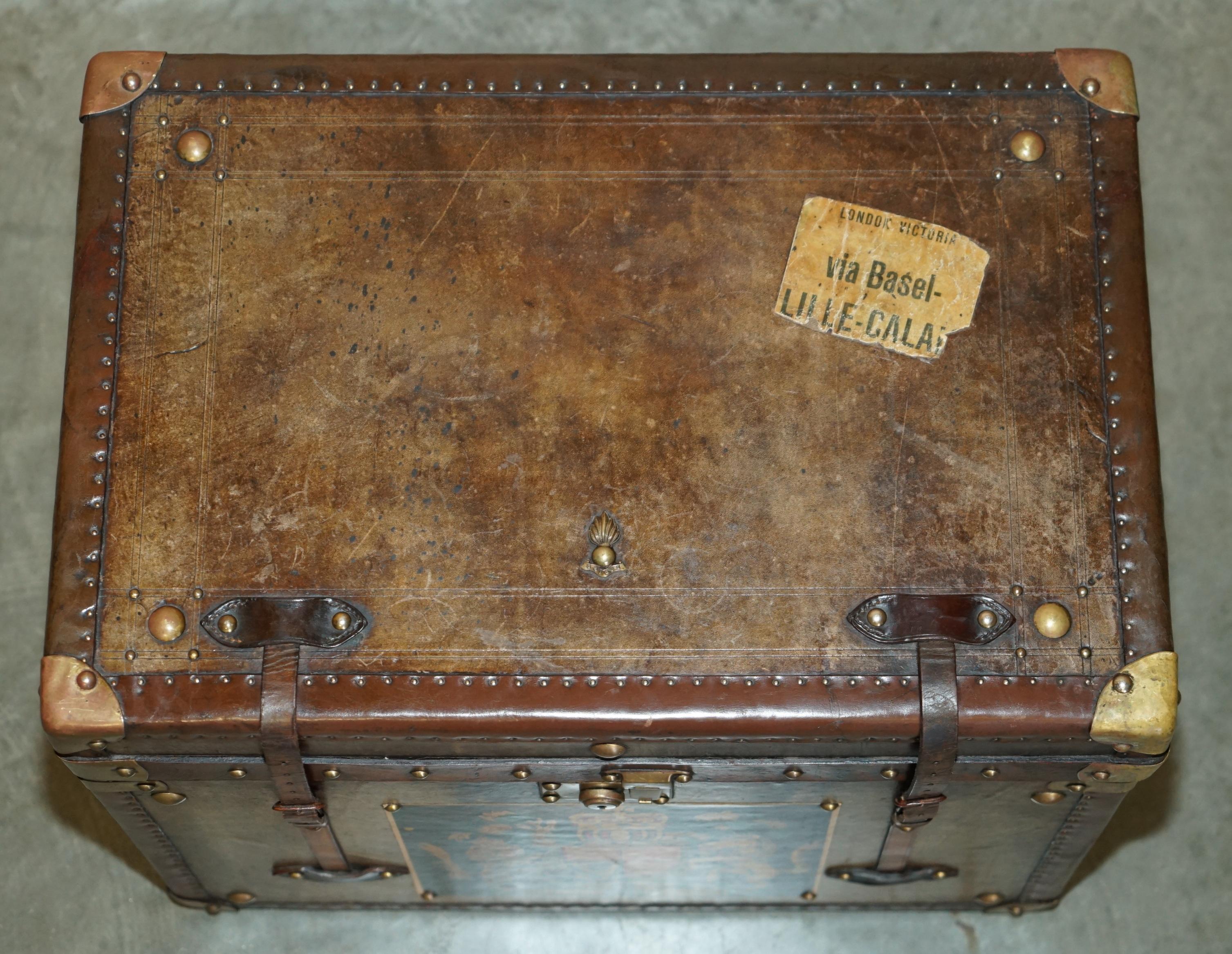 PAIR OF ARMORIAL COAT OF ARMS VINTAGE BROWN LEATHER STEAMER TRUNK SIDE TABLEs For Sale 7