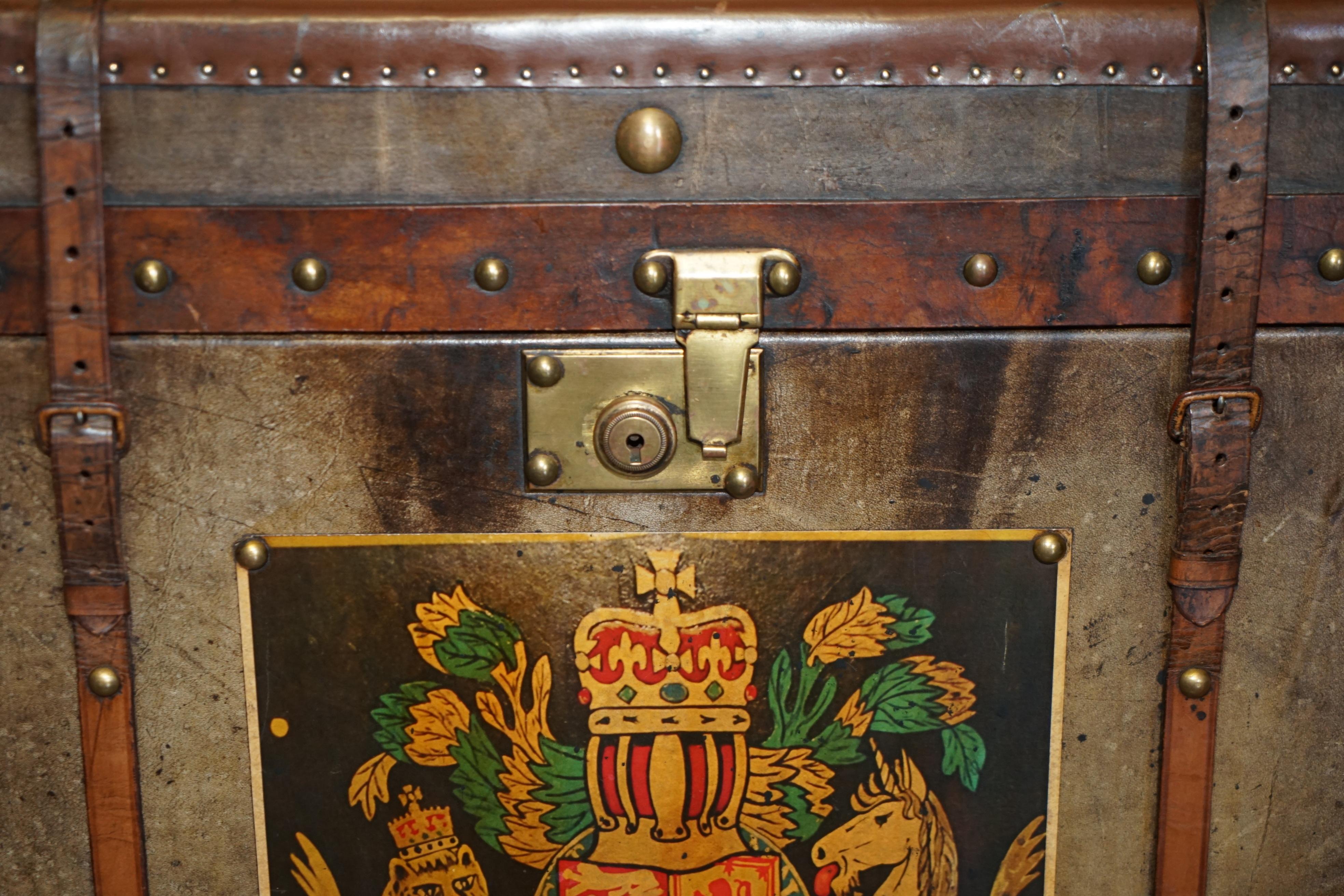 PAIR OF ARMORIAL COAT OF ARMS VINTAGE BROWN LEATHER STEAMER TRUNK SIDE TABLEs For Sale 9