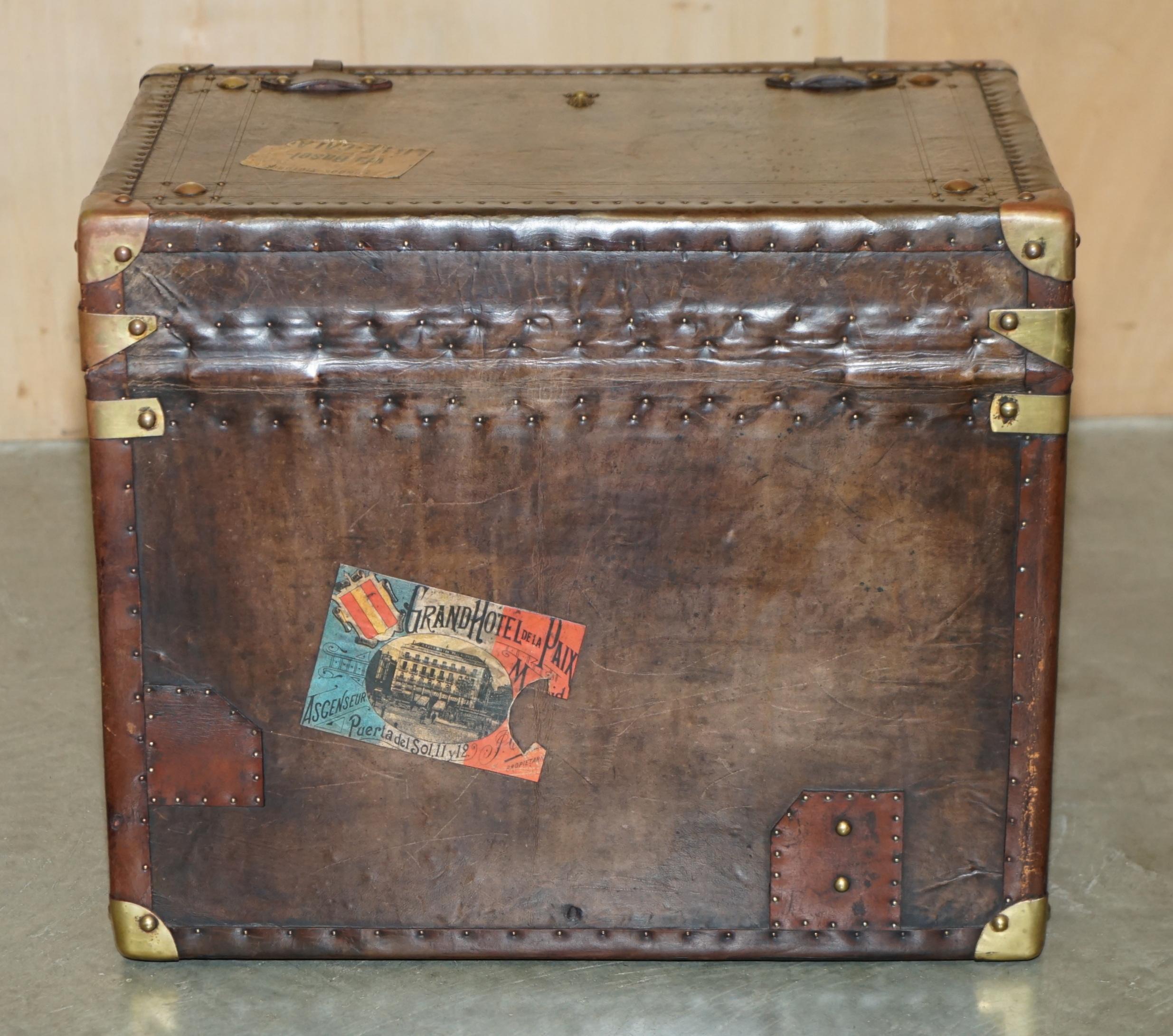 PAIR OF ARMORIAL COAT OF ARMS VINTAGE BROWN LEATHER STEAMER TRUNK SIDE TABLEs For Sale 11