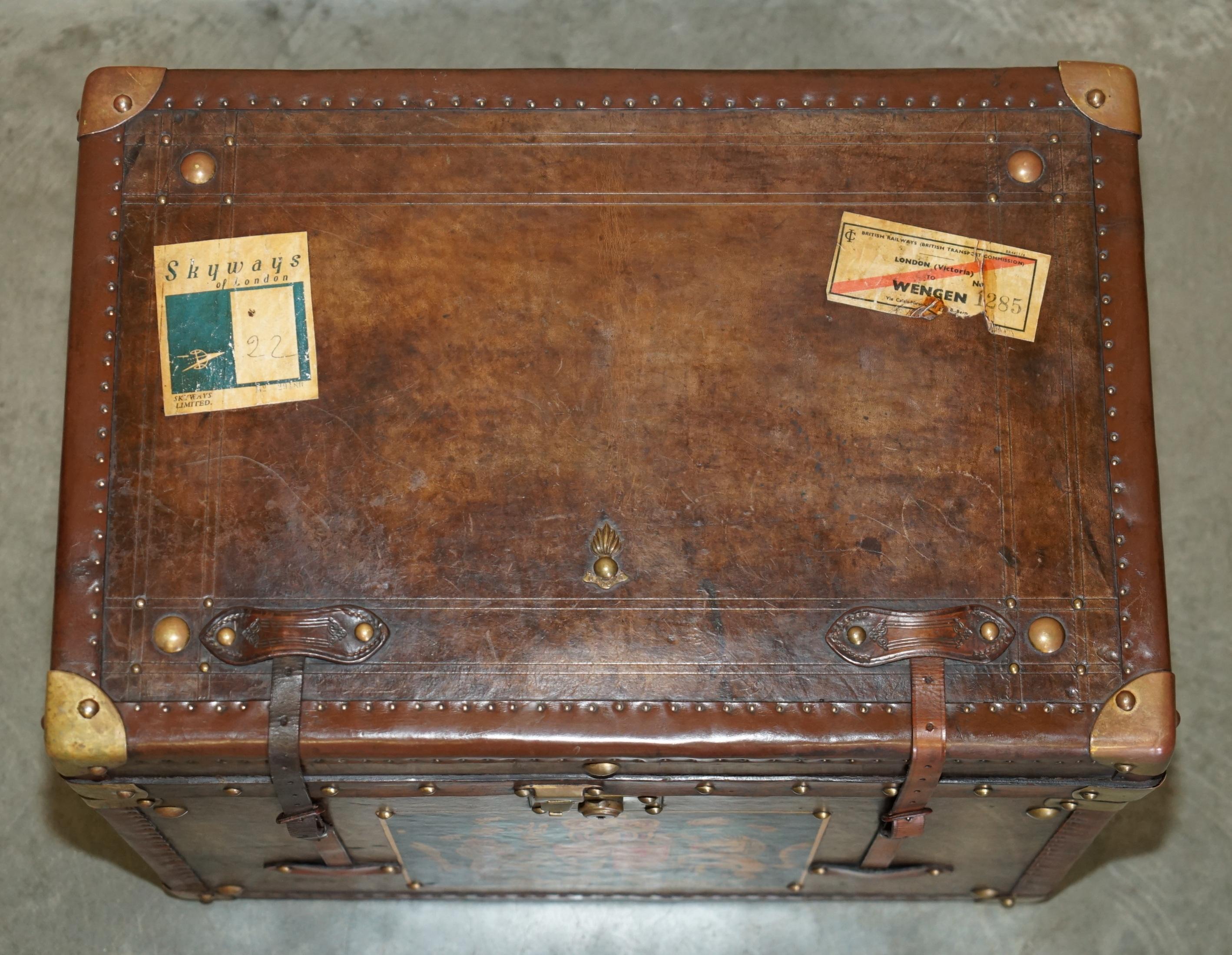 English PAIR OF ARMORIAL COAT OF ARMS VINTAGE BROWN LEATHER STEAMER TRUNK SIDE TABLEs For Sale