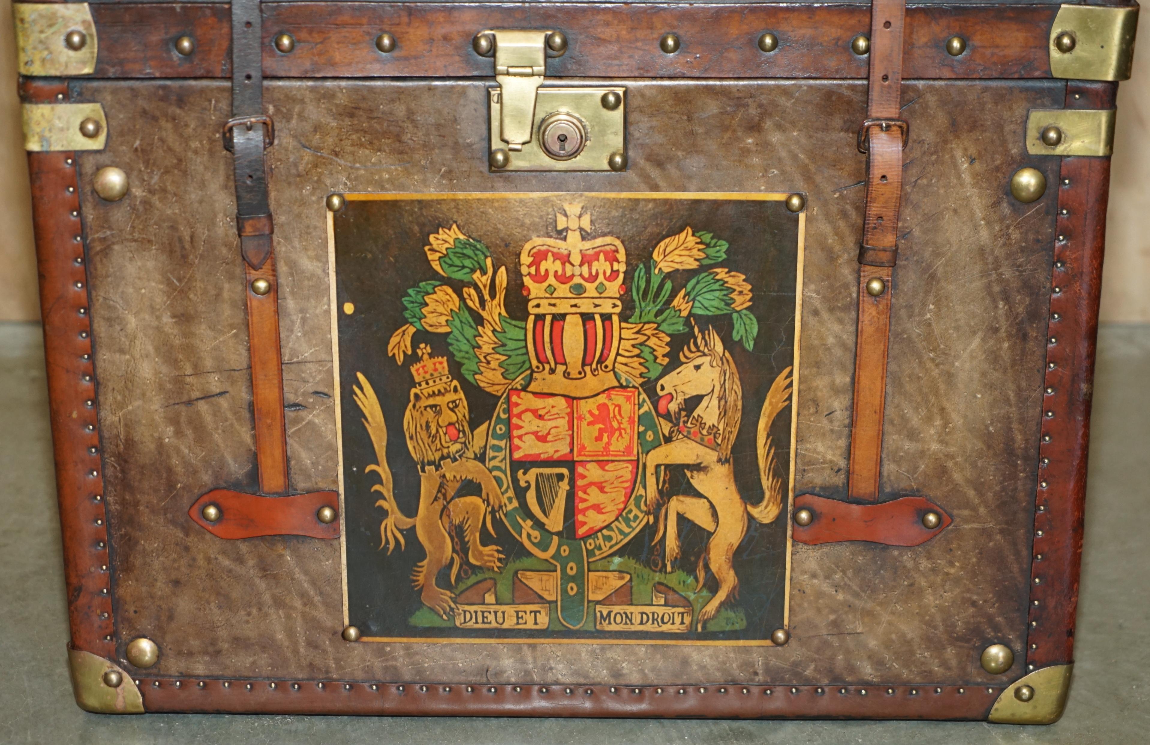 PAIR OF ARMORIAL COAT OF ARMS VINTAGE BROWN LEATHER STEAMER TRUNK SIDE TABLEs In Good Condition For Sale In West Sussex, Pulborough
