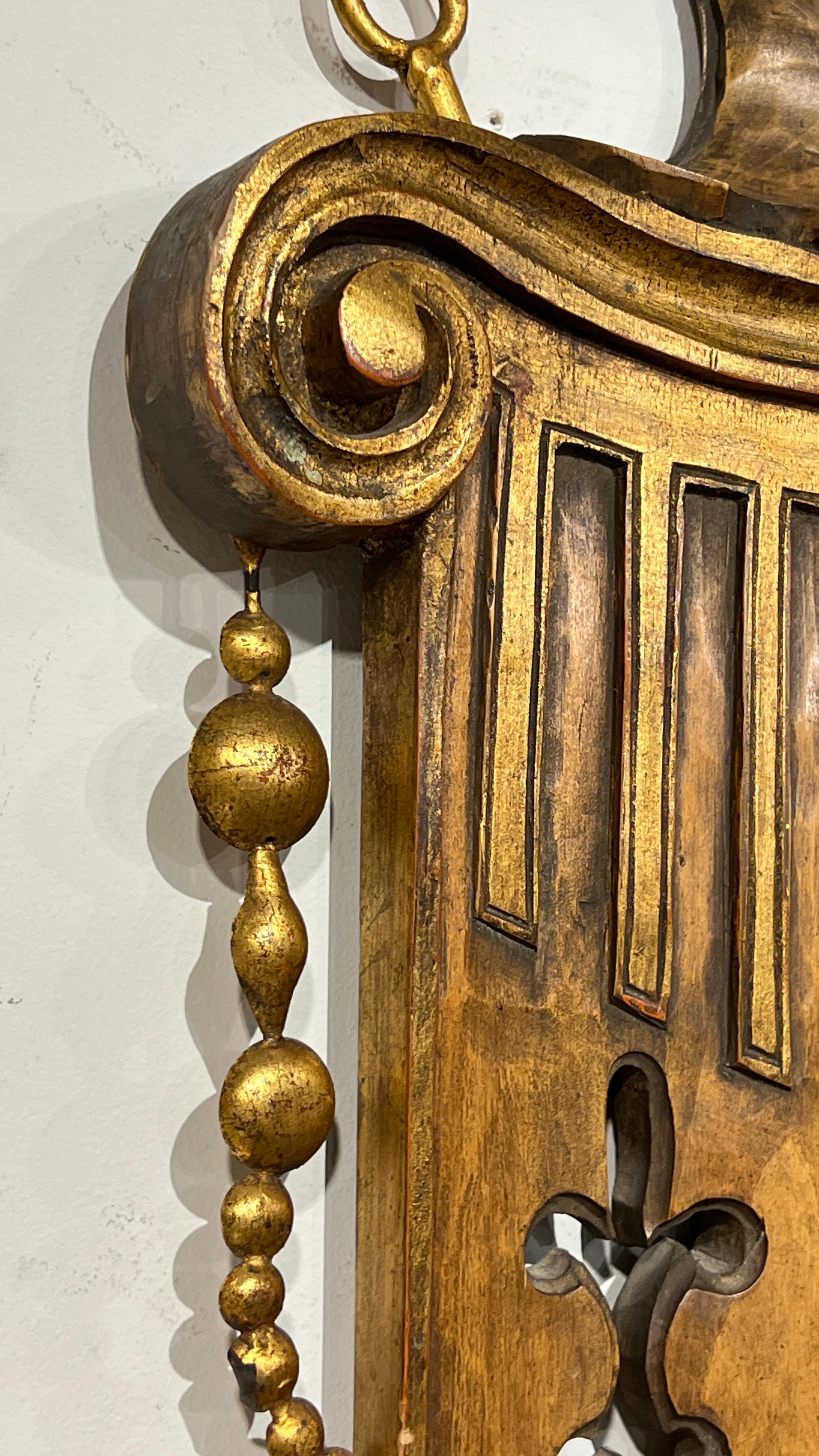 Paar Wappen-Wandleuchter aus Obstholz und vergoldetem Metall im Angebot 2