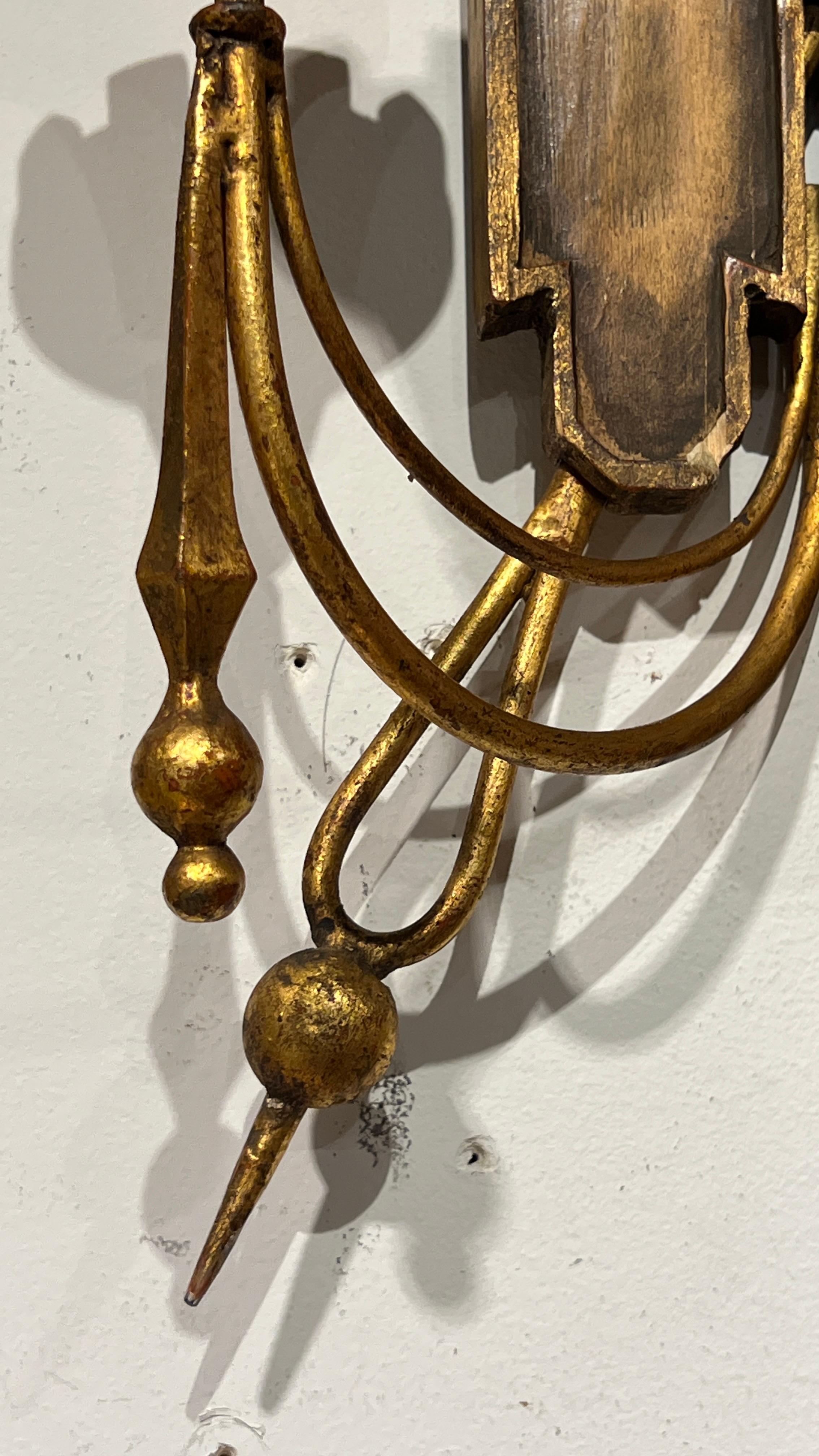 Paar Wappen-Wandleuchter aus Obstholz und vergoldetem Metall im Angebot 3