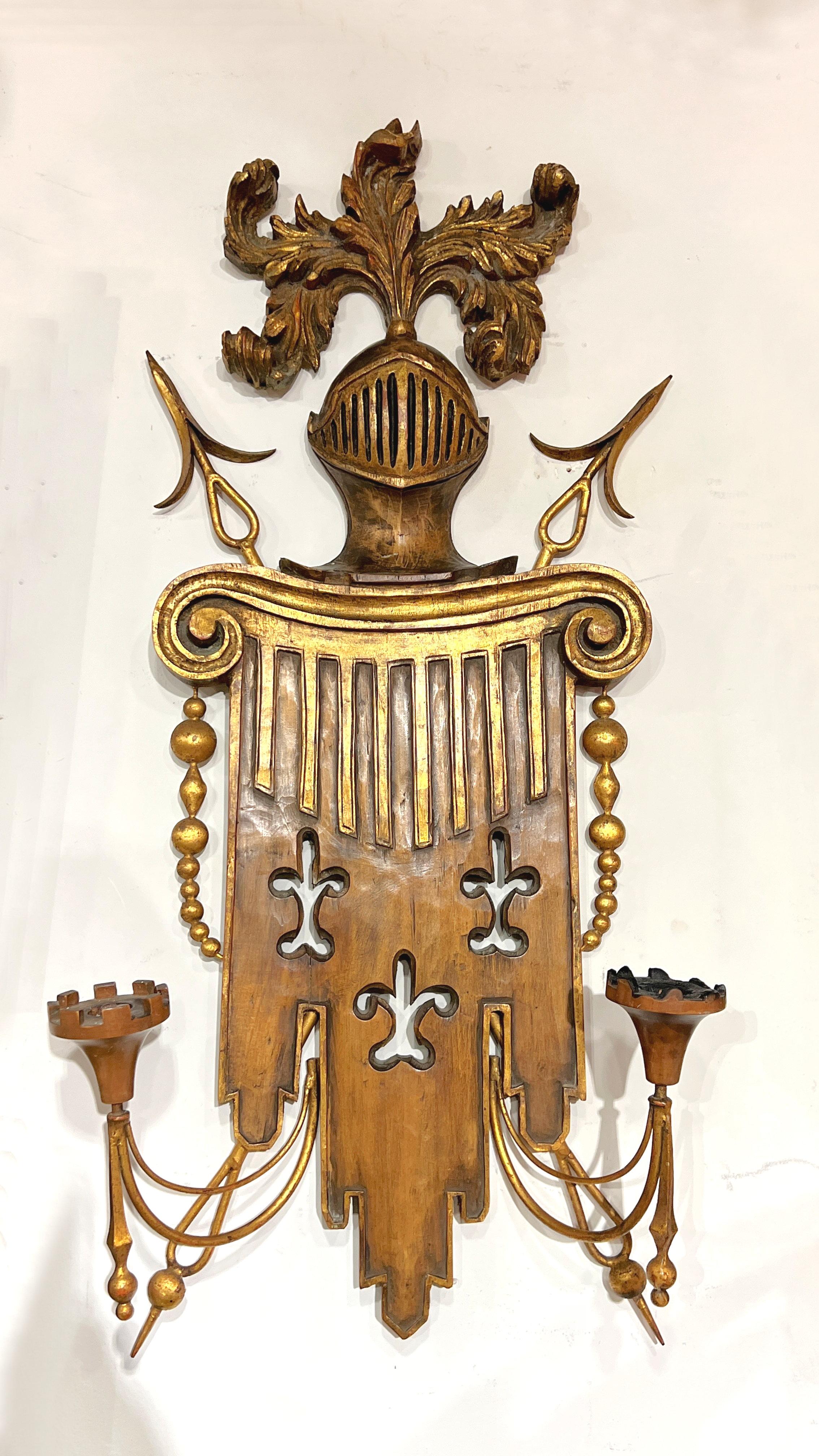 Paar Wappen-Wandleuchter aus Obstholz und vergoldetem Metall (Französisch) im Angebot