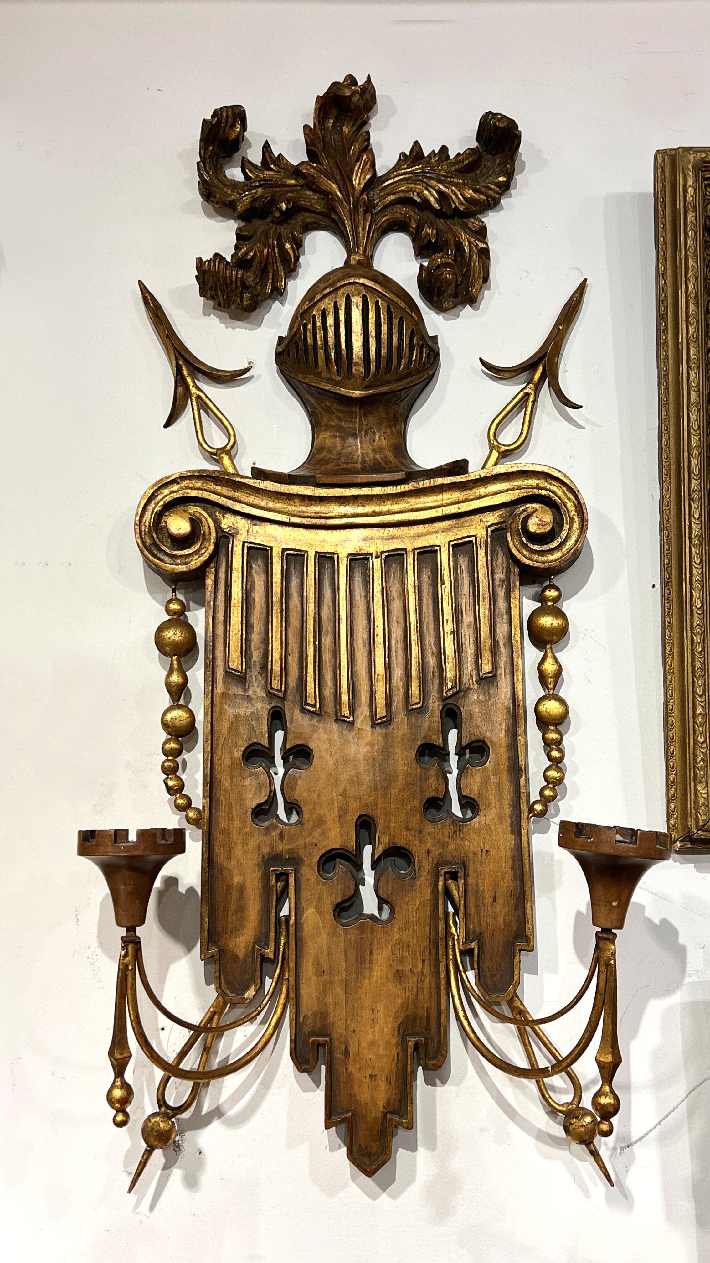 Paar Wappen-Wandleuchter aus Obstholz und vergoldetem Metall (Geschnitzt) im Angebot
