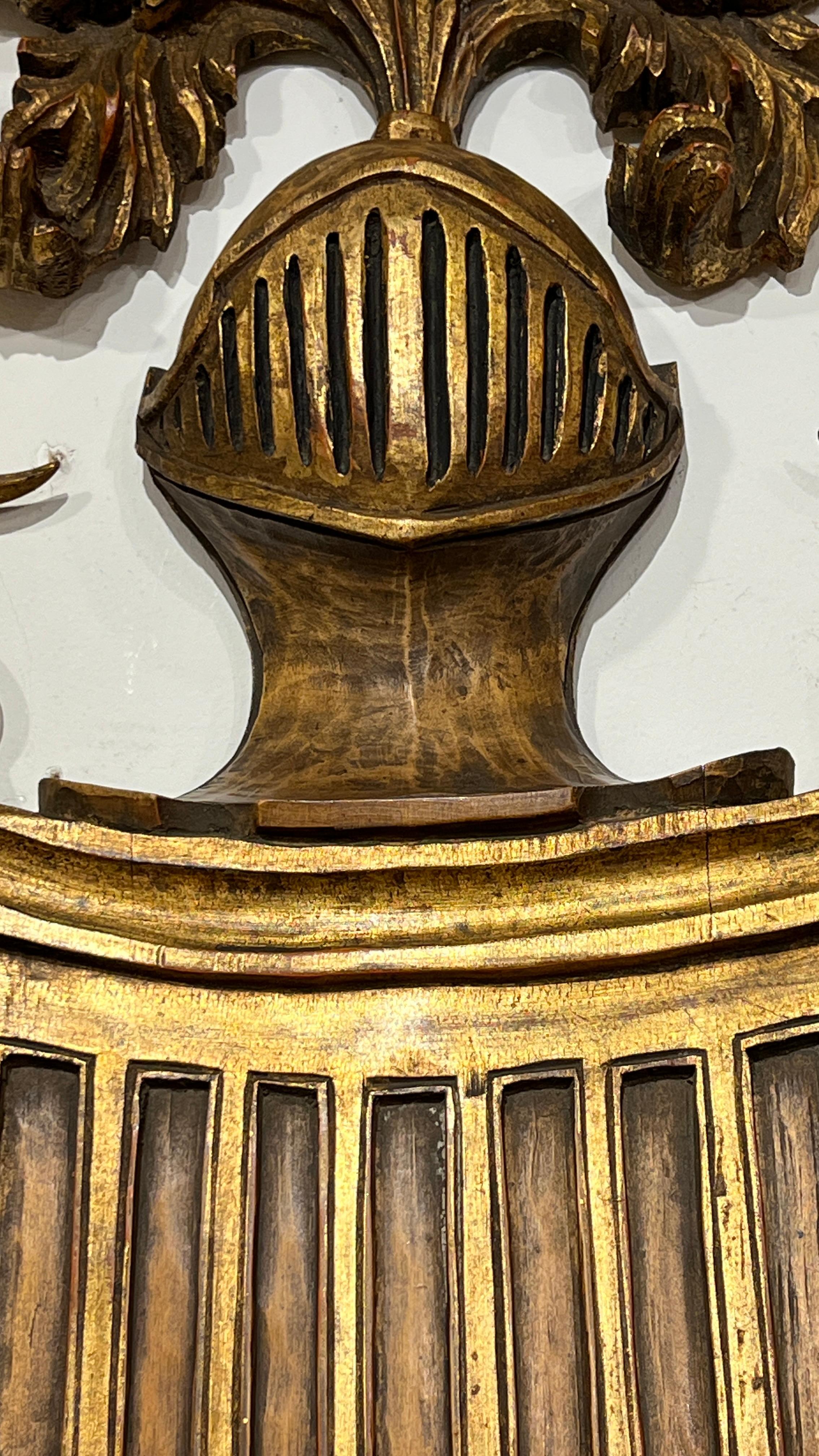 Paar Wappen-Wandleuchter aus Obstholz und vergoldetem Metall (Holz) im Angebot