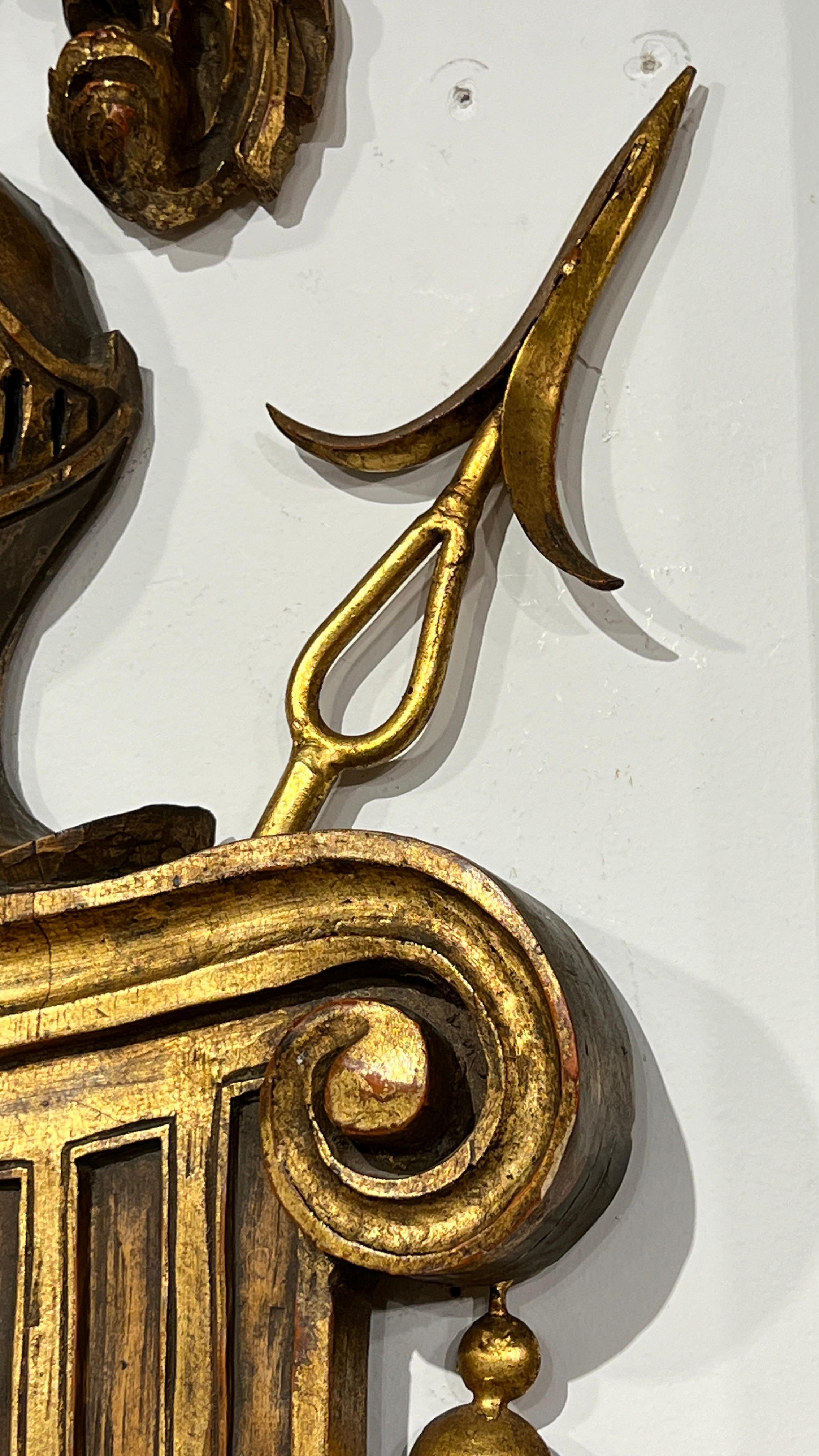 Paar Wappen-Wandleuchter aus Obstholz und vergoldetem Metall im Angebot 1