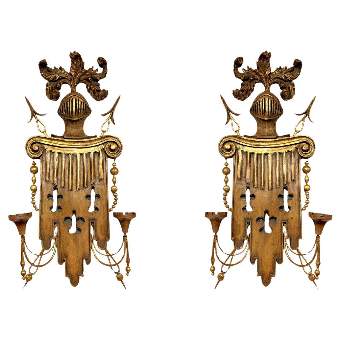 Paar Wappen-Wandleuchter aus Obstholz und vergoldetem Metall im Angebot