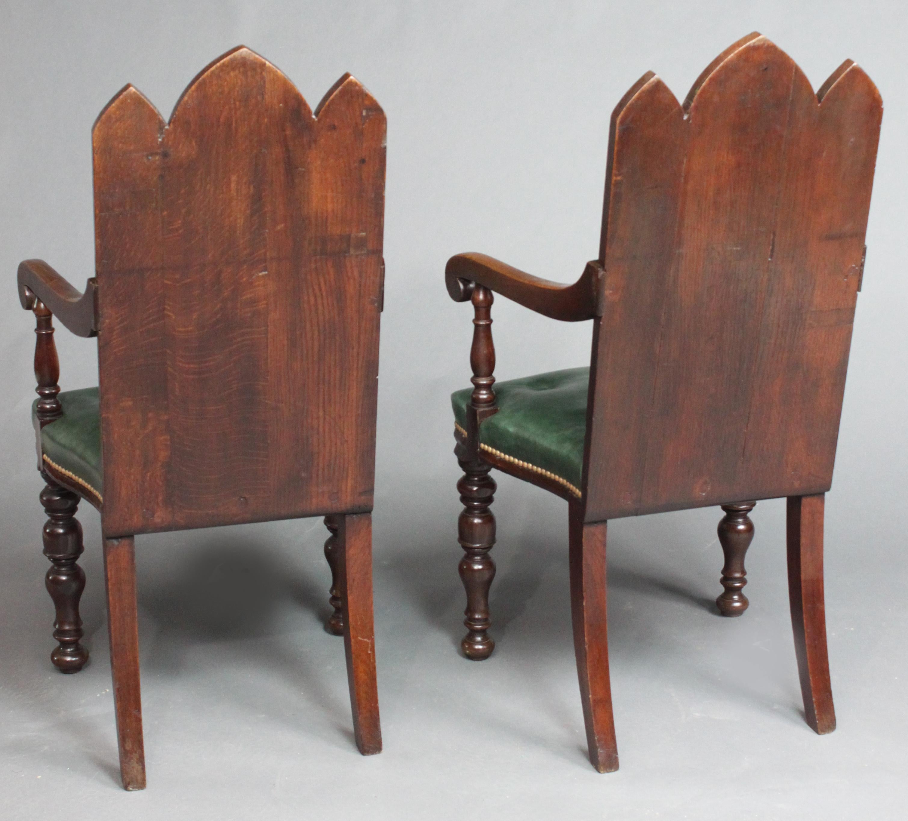 Coppia di sedie gotiche armoriali in Oak con braccioli In condizioni buone in vendita a Bradford-on-Avon, Wiltshire