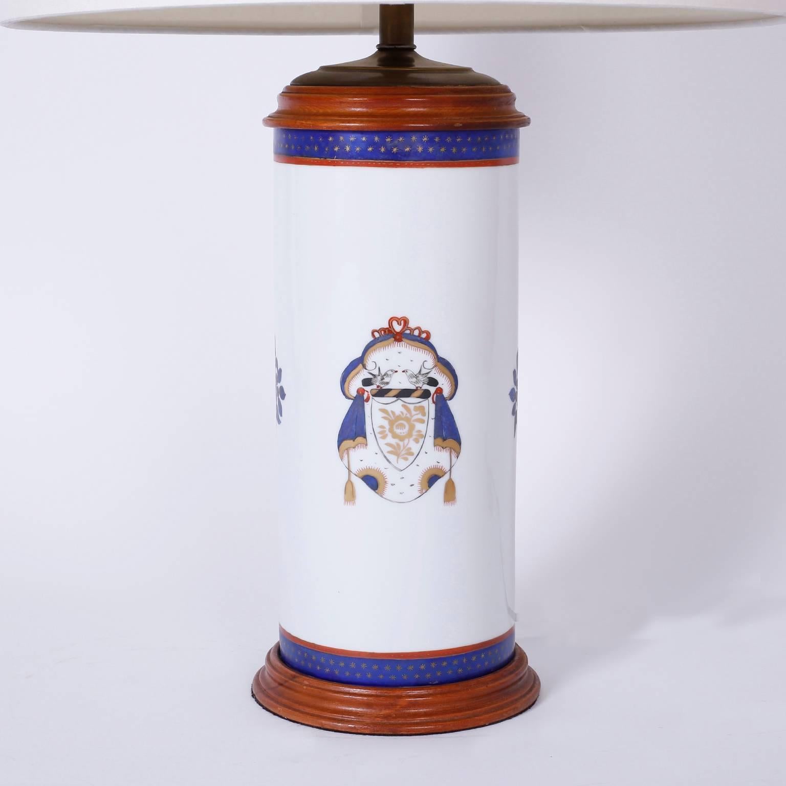 Paar Wappenlampen aus Porzellan (Britisch Kolonial) im Angebot