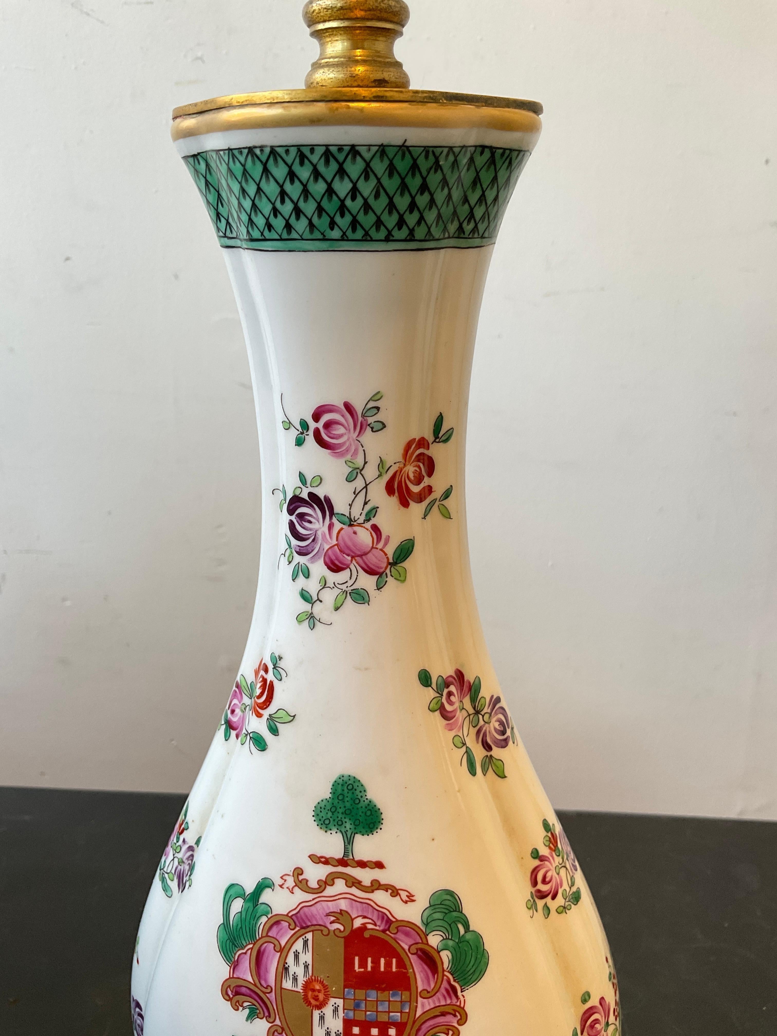 Coppia di lampade in porcellana armoriali Samson con base in bronzo dorato in vendita 5